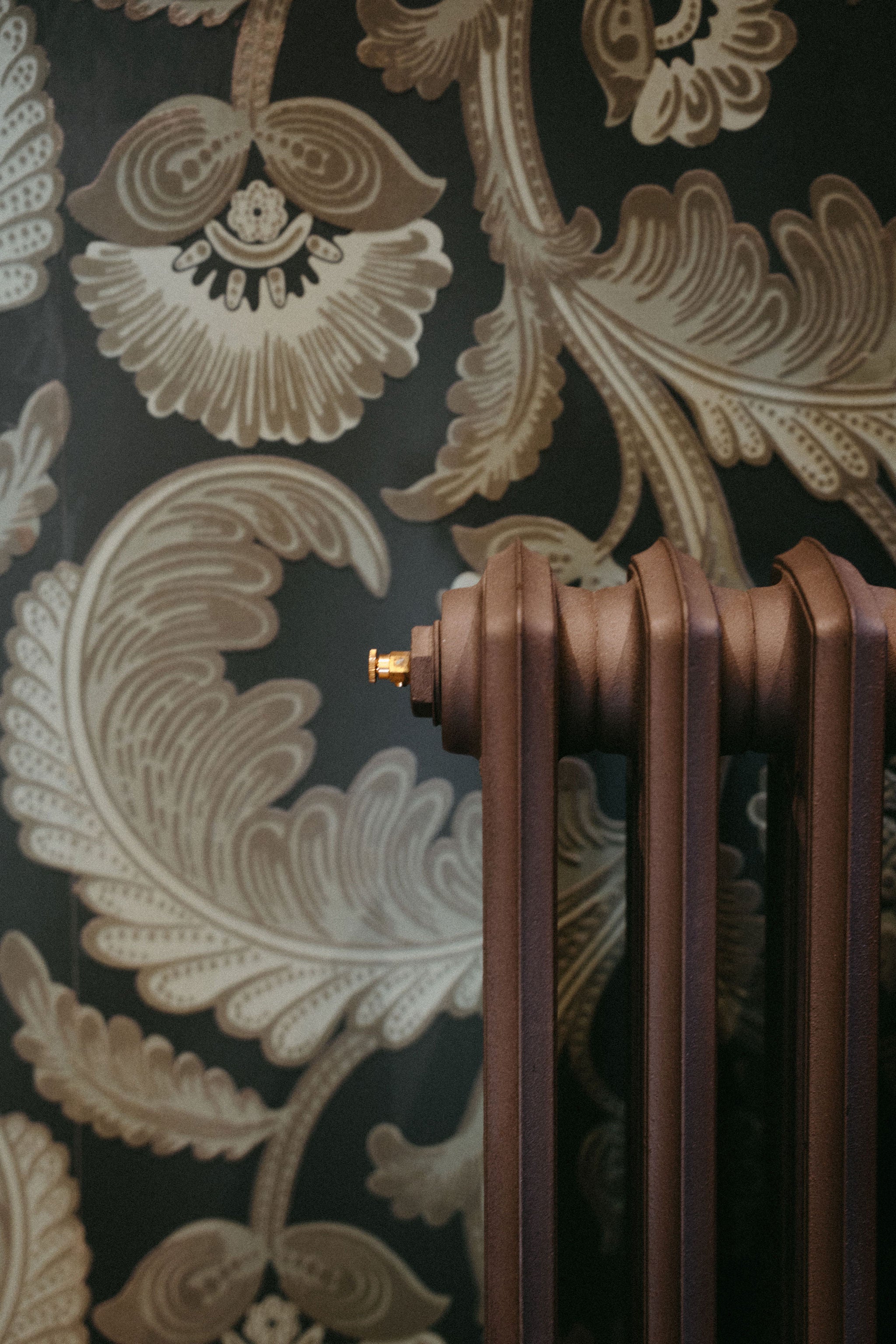 Photo esthétique, détails de radiateur vintage devant papier peint vintage, blog mariage idées mariage château,inspiration mariage élégant.