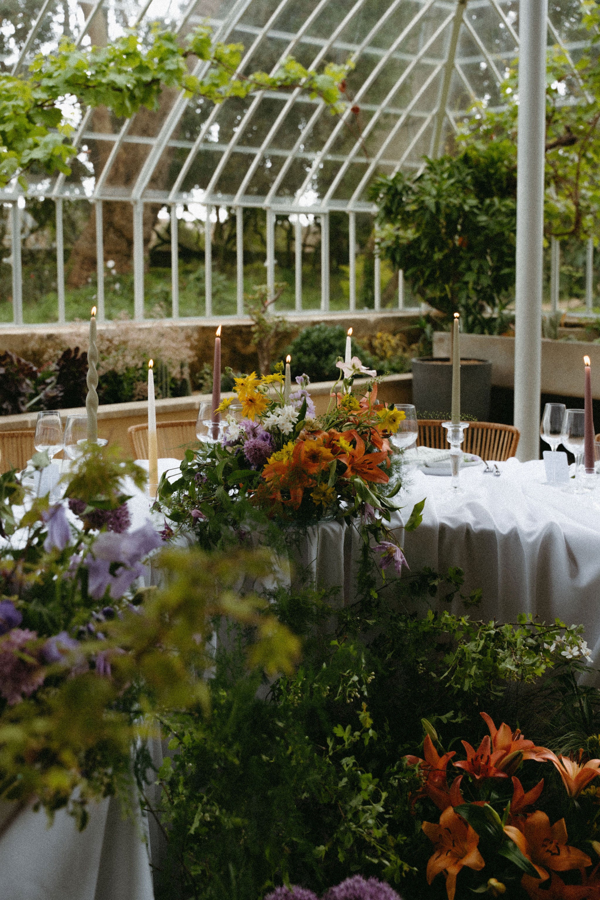 Photo avec des jeux de flou de l'arrangement floral du mariage, arrangement floral mariage élégant et raffiné en château, fleurs mariage, fleurs mariée, fleurs colorées