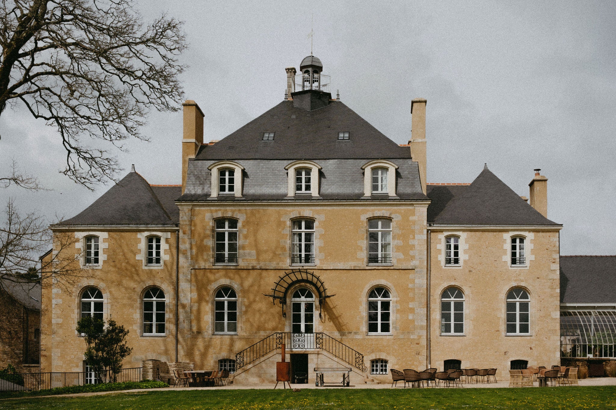Photo horizontale du château domaine du Mezo, évènements, mariage élégant, inspiration, jardin de château, réception de mariage au château