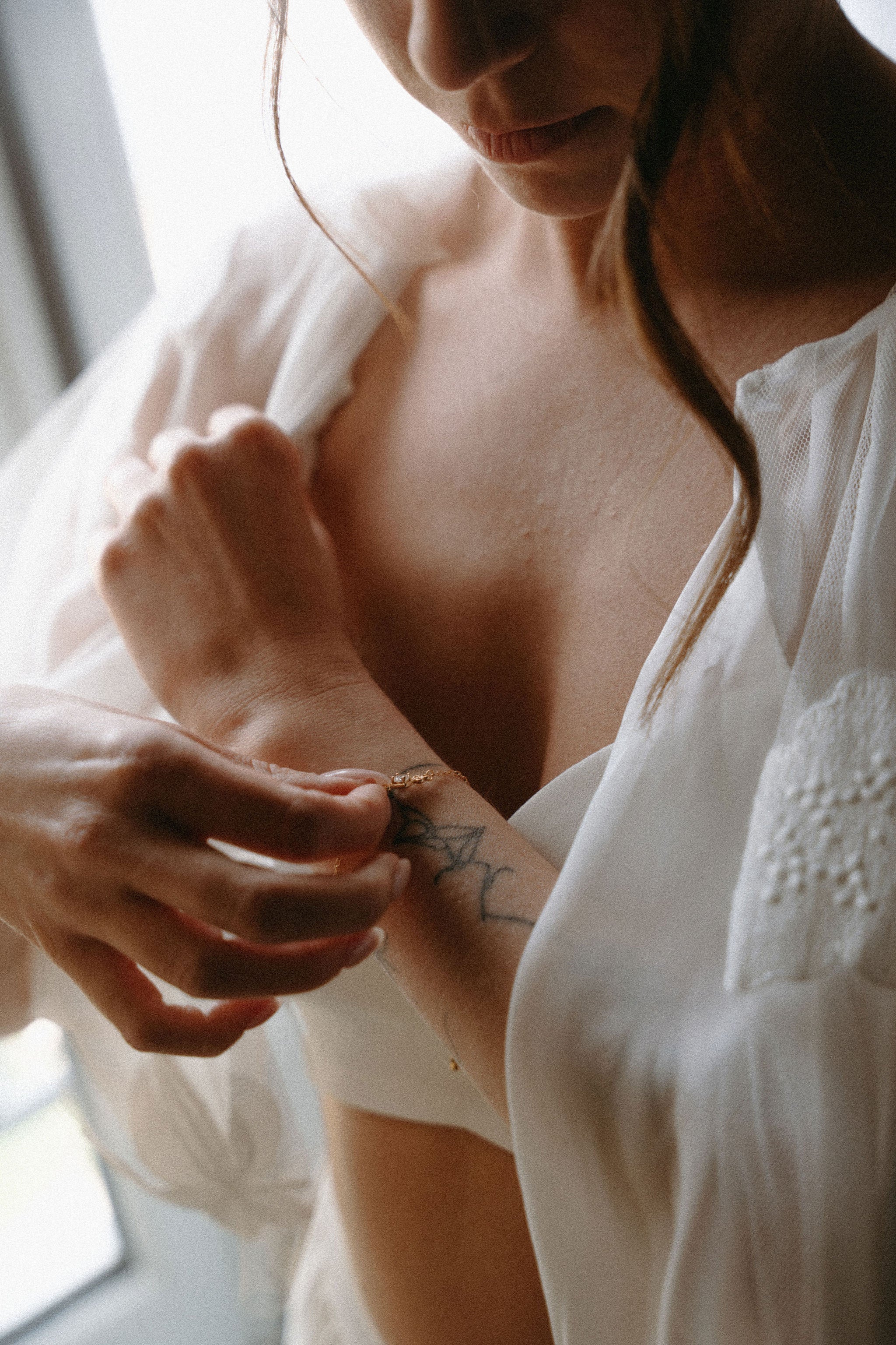 Bijoux de mariée élégants, bijoux de mariage, bracelet de mariée, bracelet Vitoria Atelier Lilac, bijoux et accessoires pour les mariées, bracelet raffiné, accessoire élégant, mariée élégante qui porte un bracelet au poignet