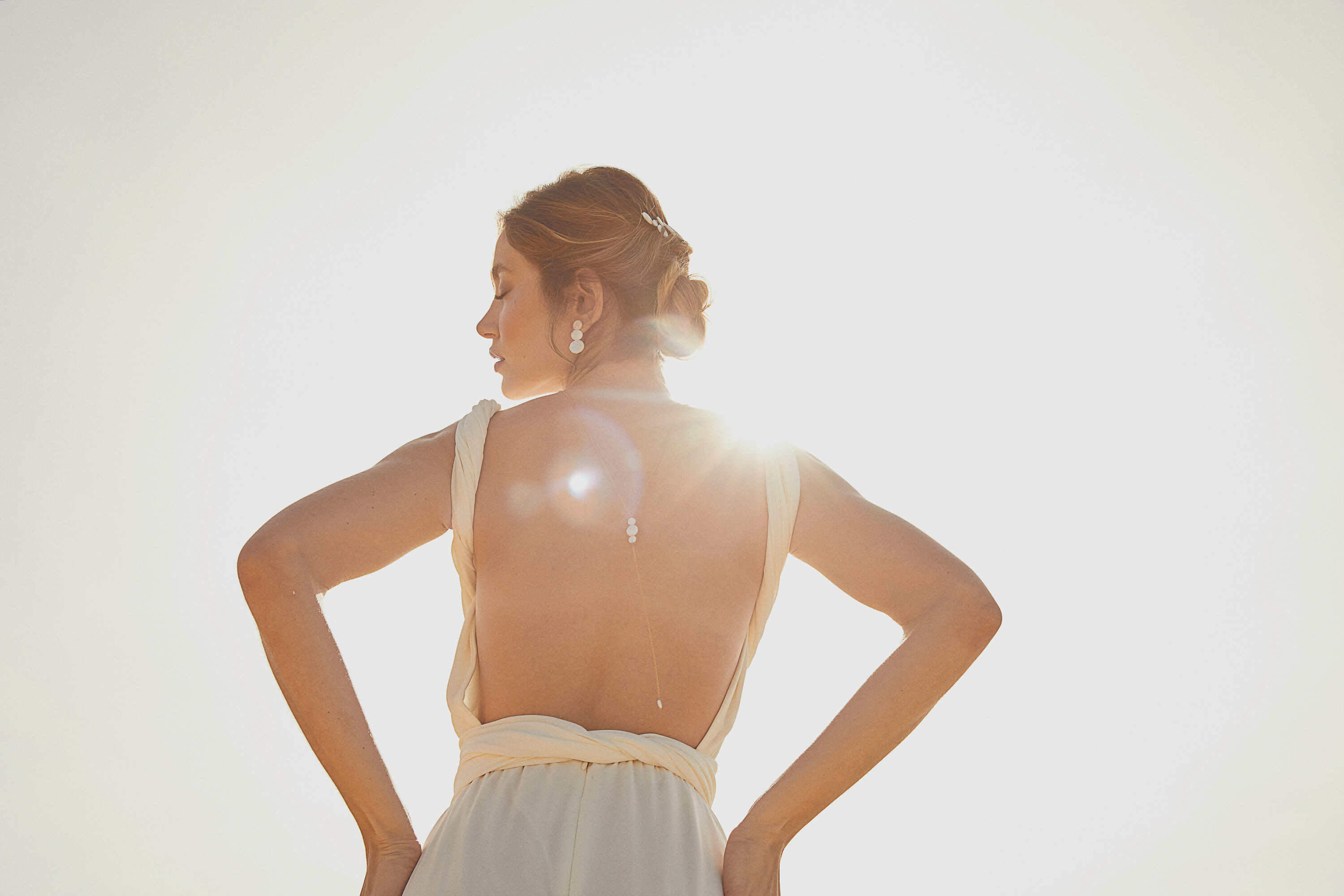 collection 2022 collier de dos Luana en nacre, photo prise à Rio de Janeiro sur un mannequin avec robe de mariée bohème