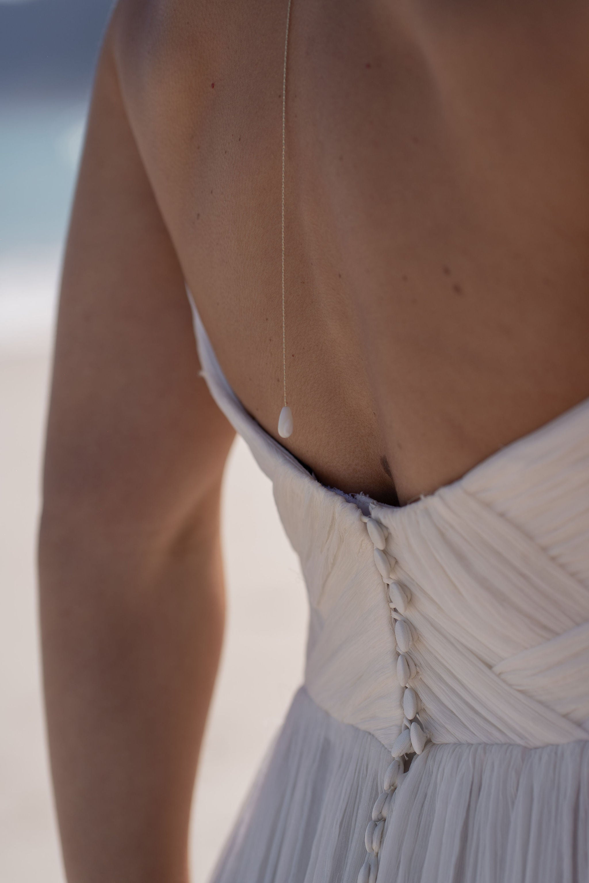 collier dos mariée nacre et plaqué or