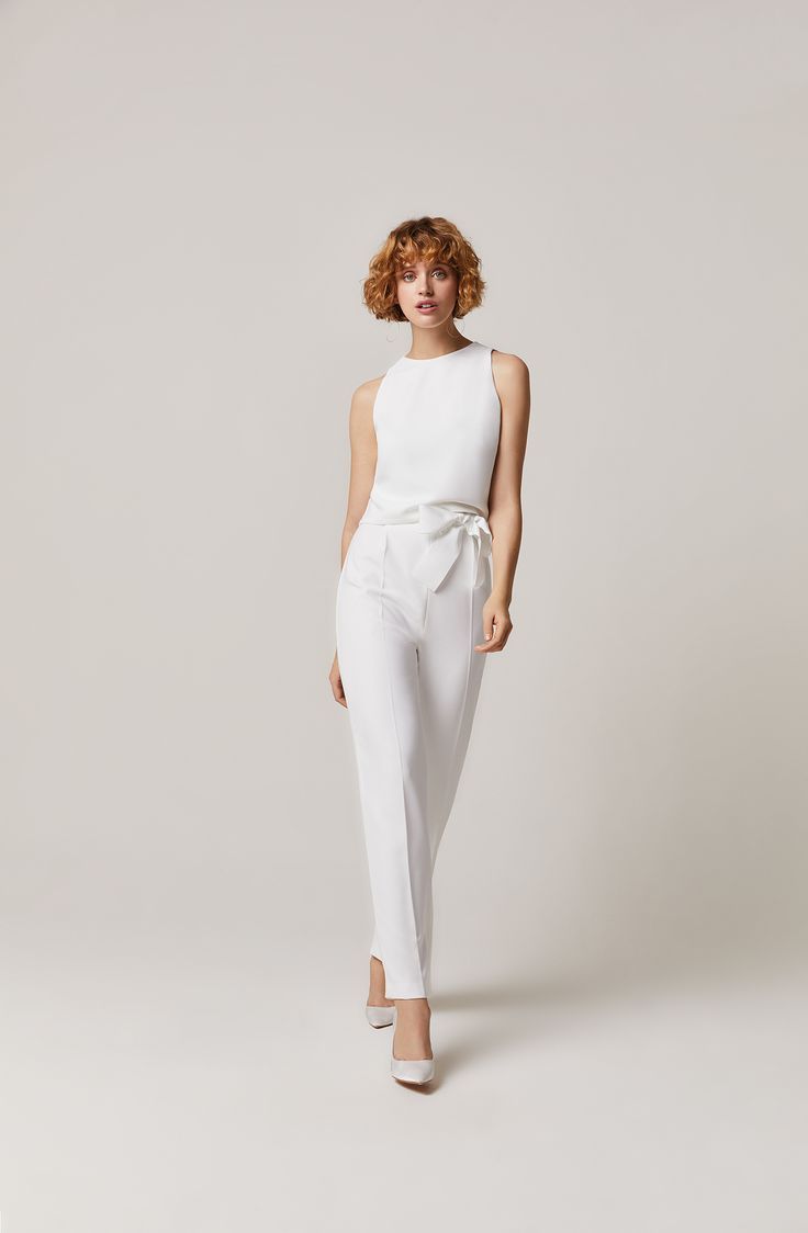 Mariée qui marche dans sa tenue de cérémonie avec un pantalon et un haut sans manche