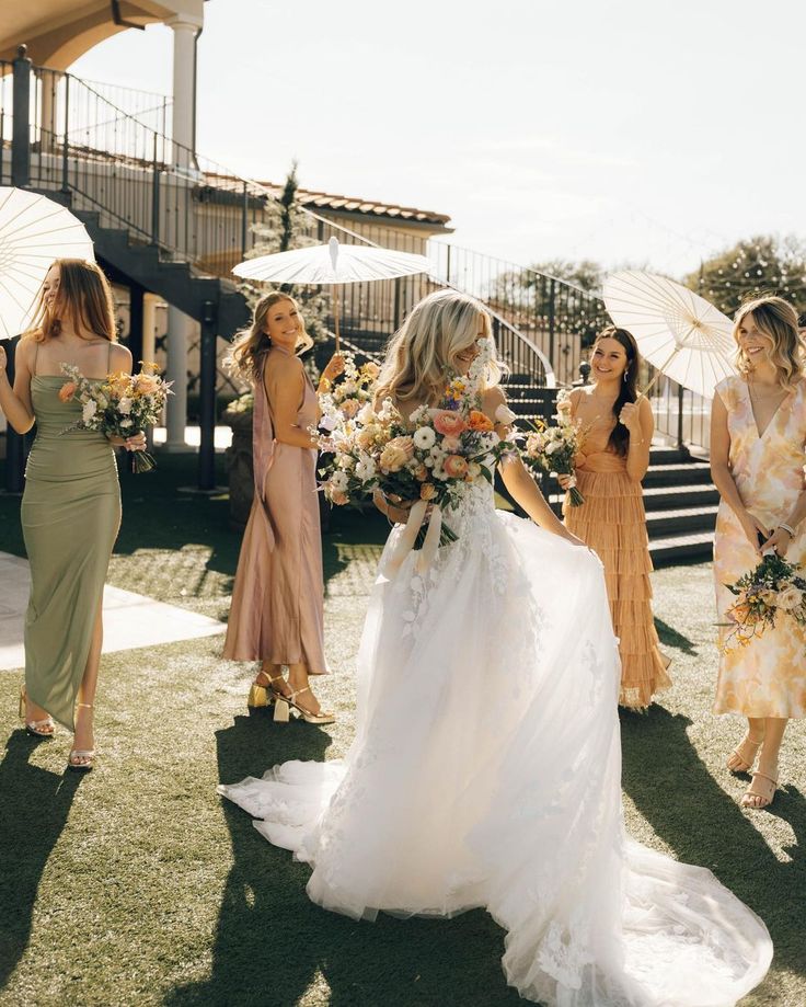 Une mariée entourée de ses demoiselles d'honneur, prête à participer au rituel moderne du bouquet musical, offrant une alternative originale au lancé de bouquet et enrichissant les traditions du mariage.