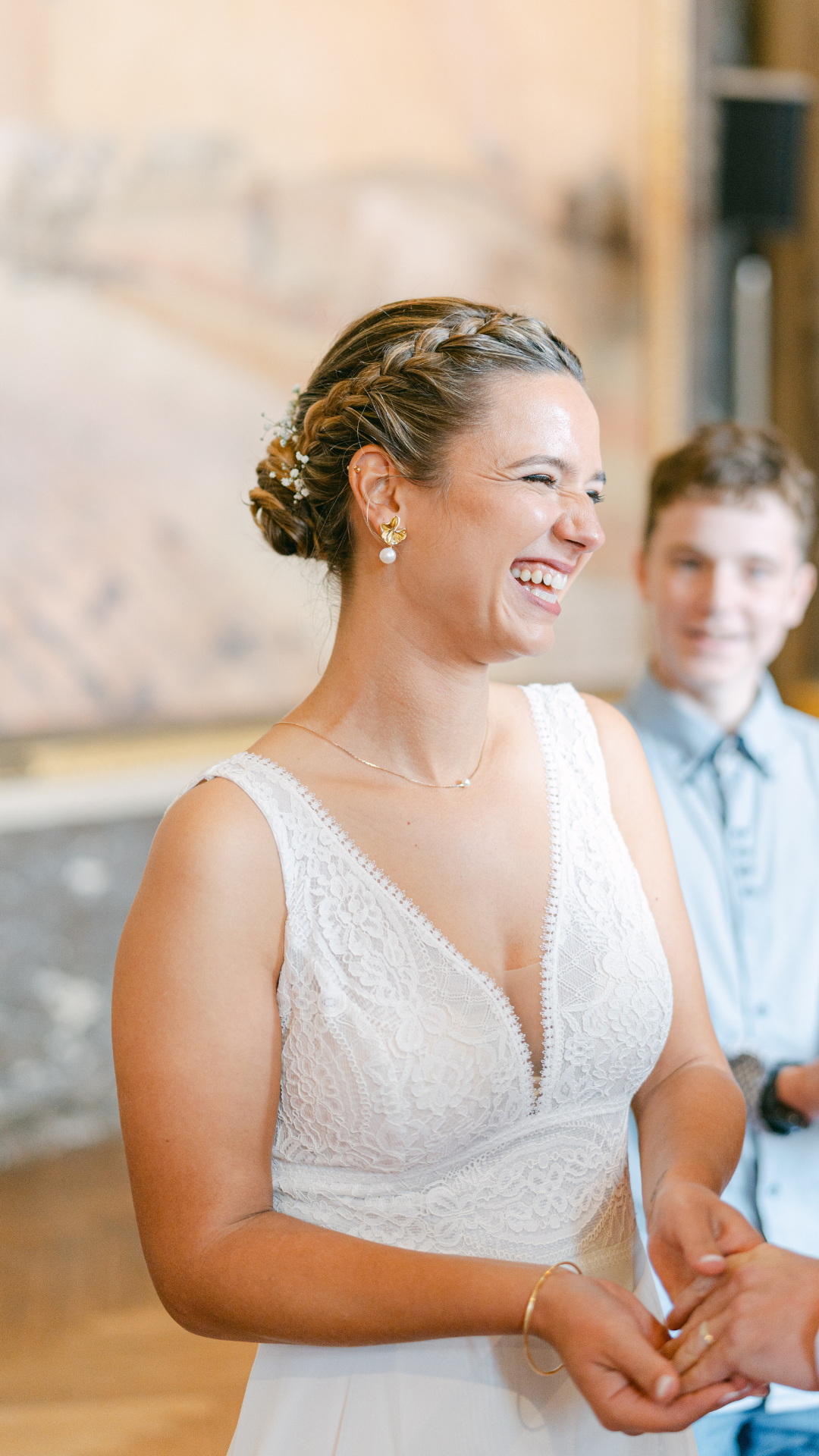 hignon tressé sophistiqué, composé de tresses délicates et entrelacées, créant un style bohème et romantique, parfait pour une mariée en quête de douceur et de raffinement.