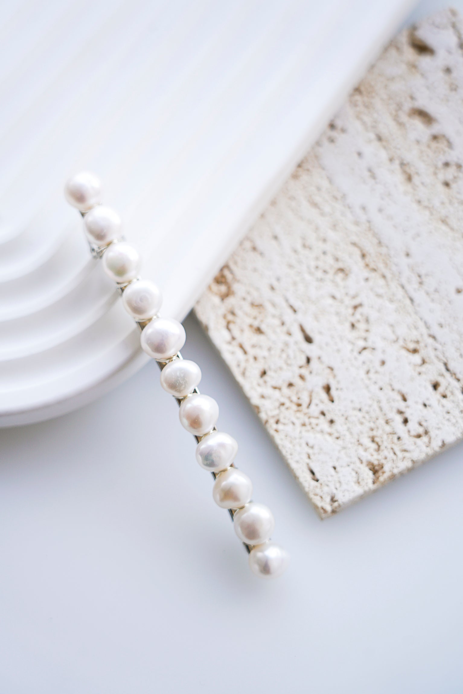 Presilha de contas redondas irregulares