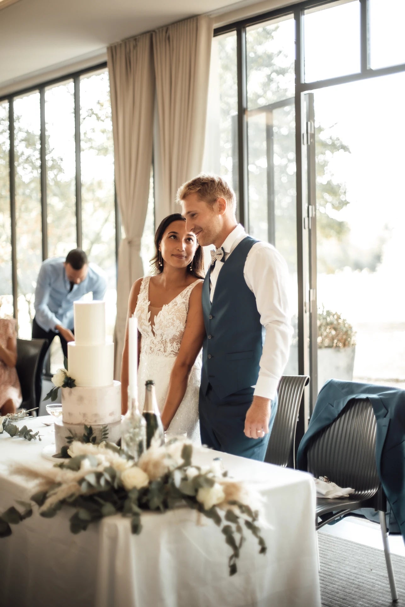 Mariée regardant amoureusement son époux montrant ses boucles d'oreilles en perles naturelles