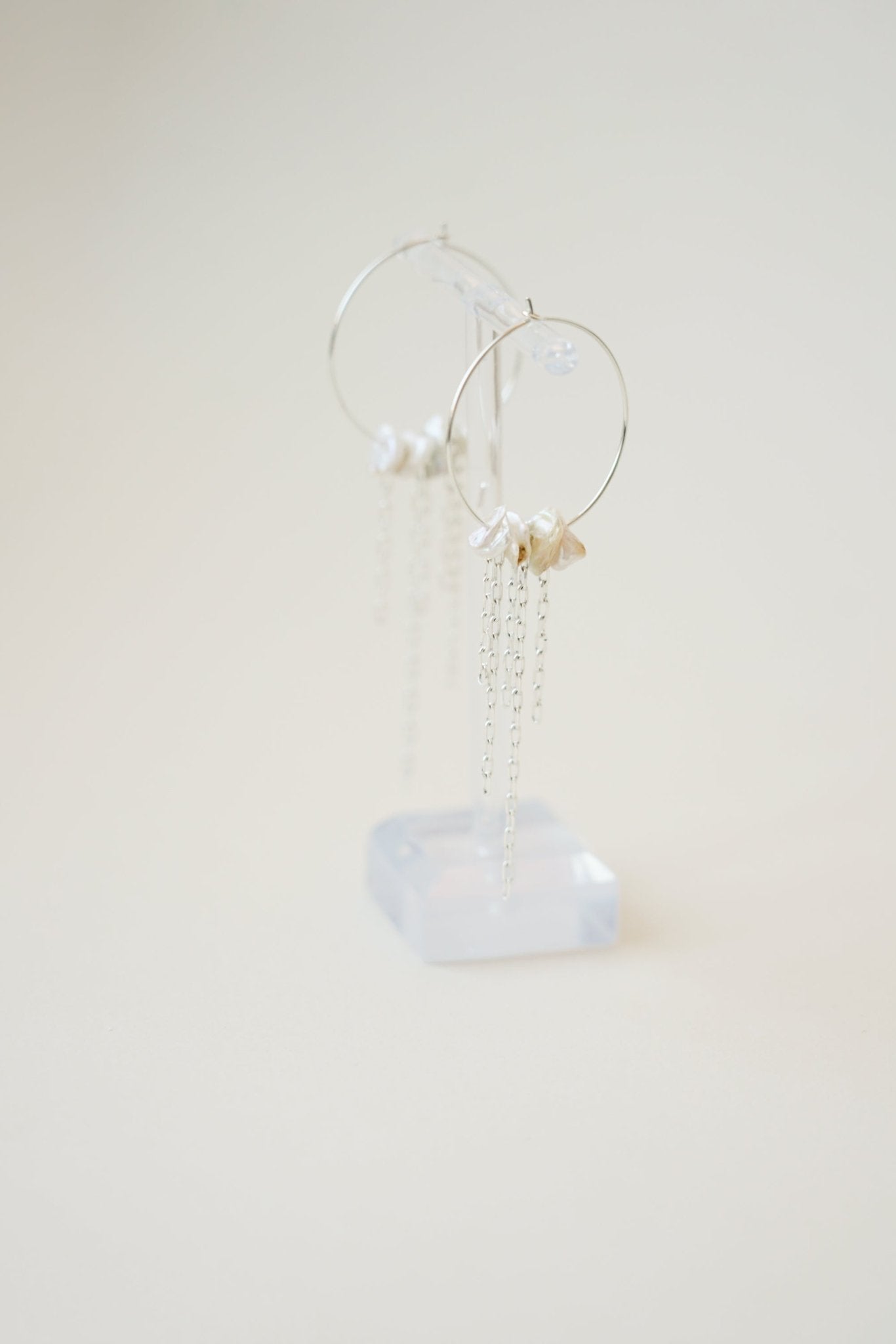 Colibri Rubi - Créoles légères pendantes perles d'eau douce - Boucles d'oreilles longues - Atelier Lilac