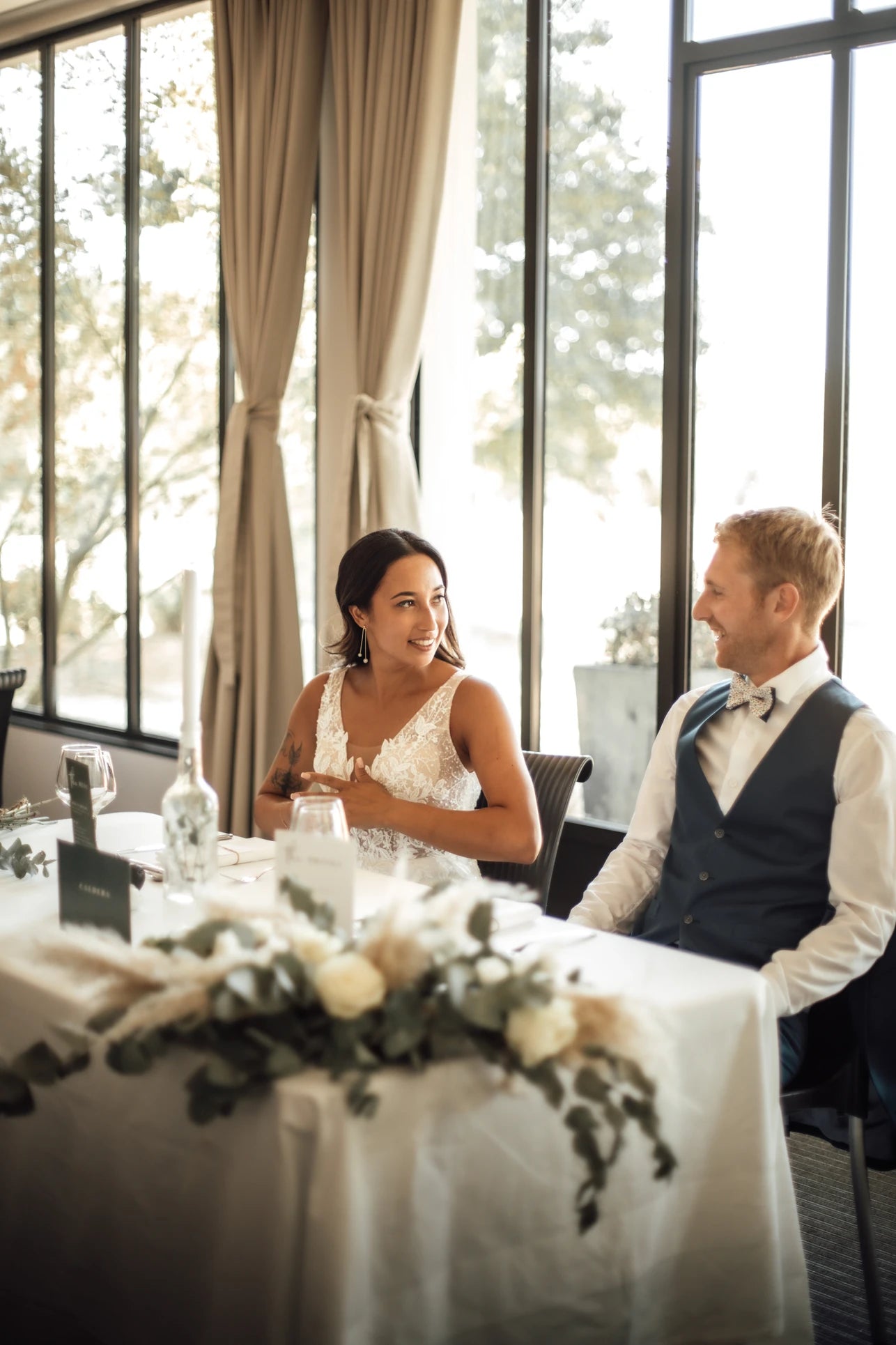 Les deux mariés parlant entre eux pendant le repas