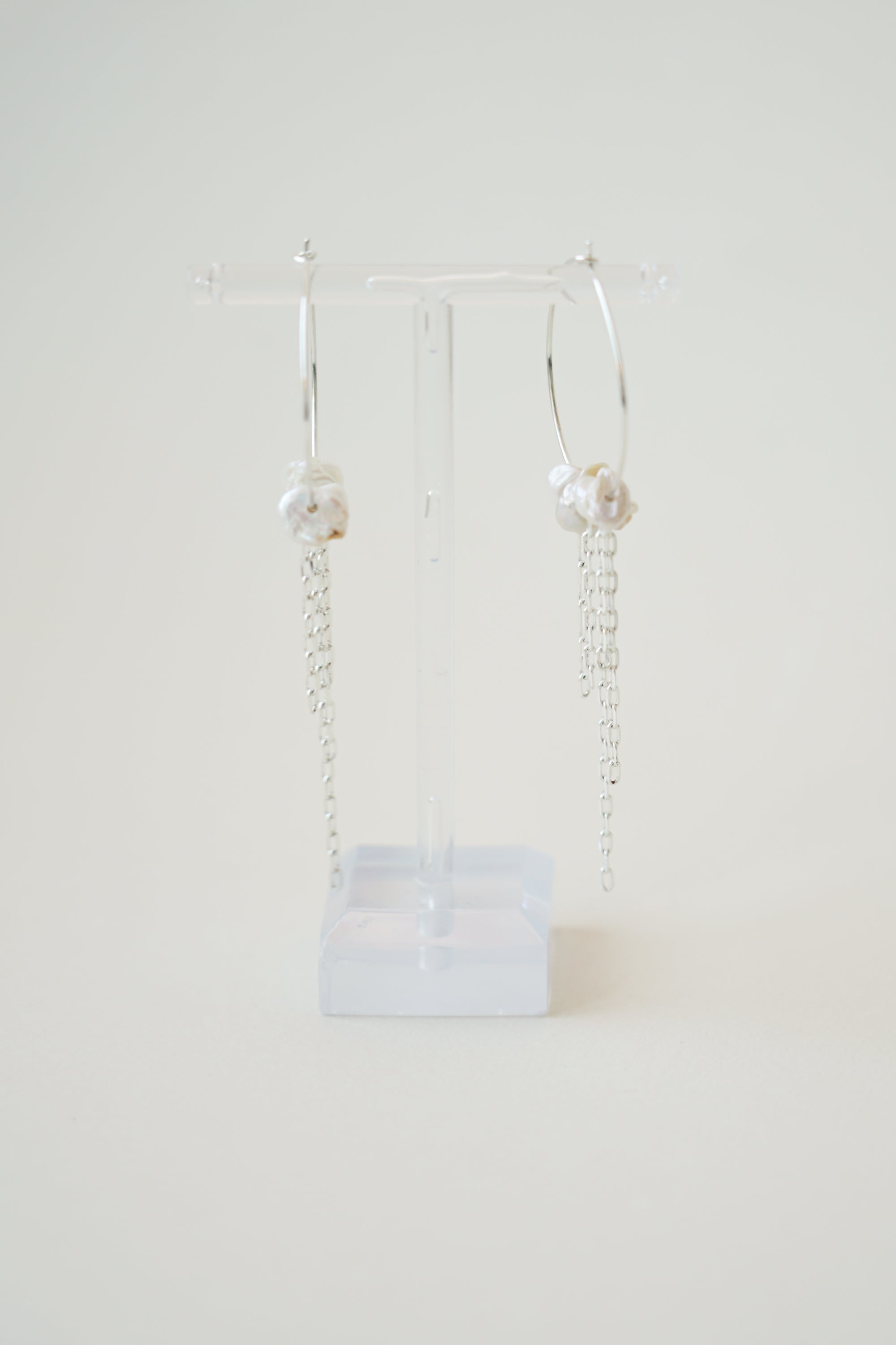 Colibri Rubi - Light hoop earrings dangling freshwater pearls