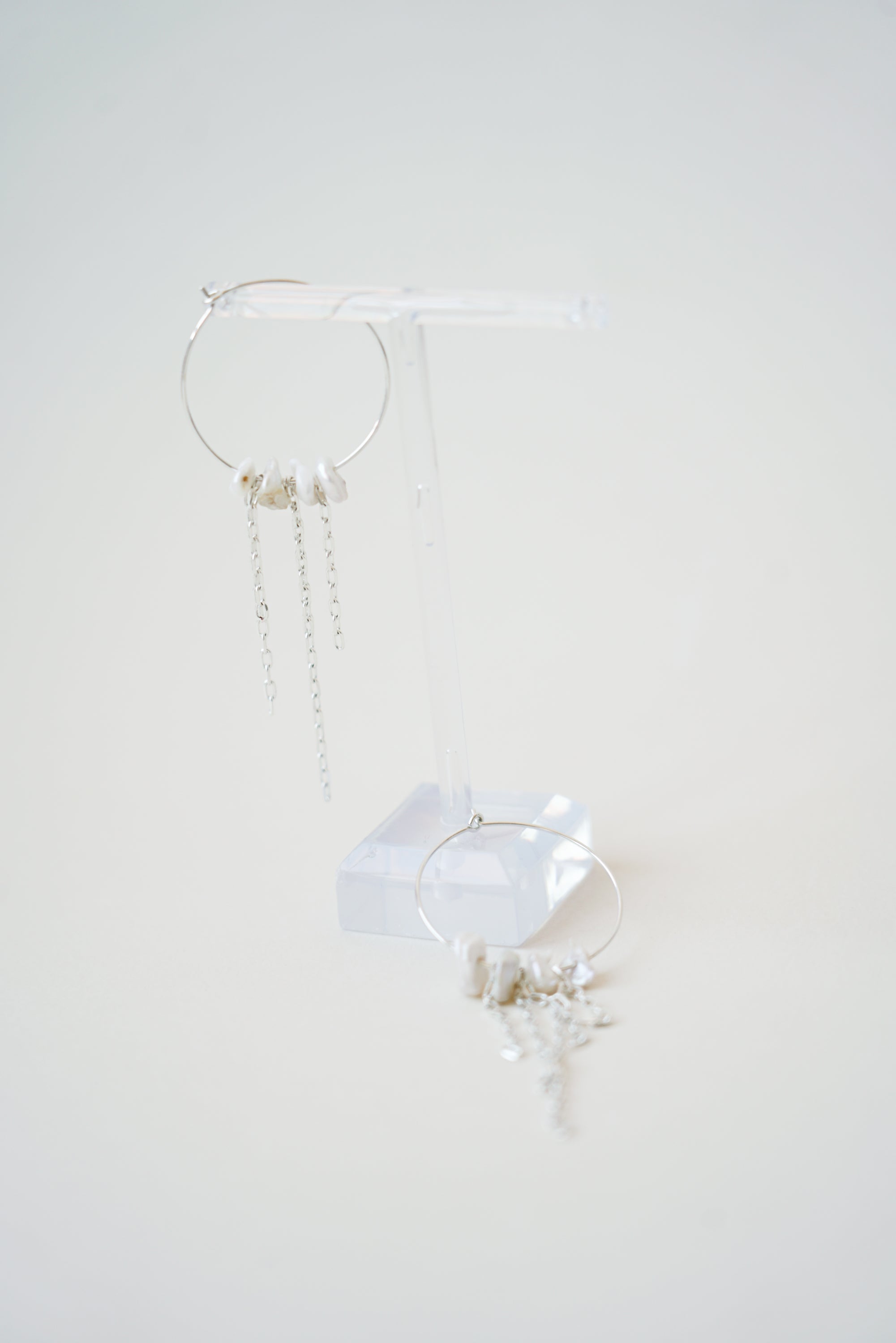 Colibri Rubi - Light hoop earrings dangling freshwater pearls