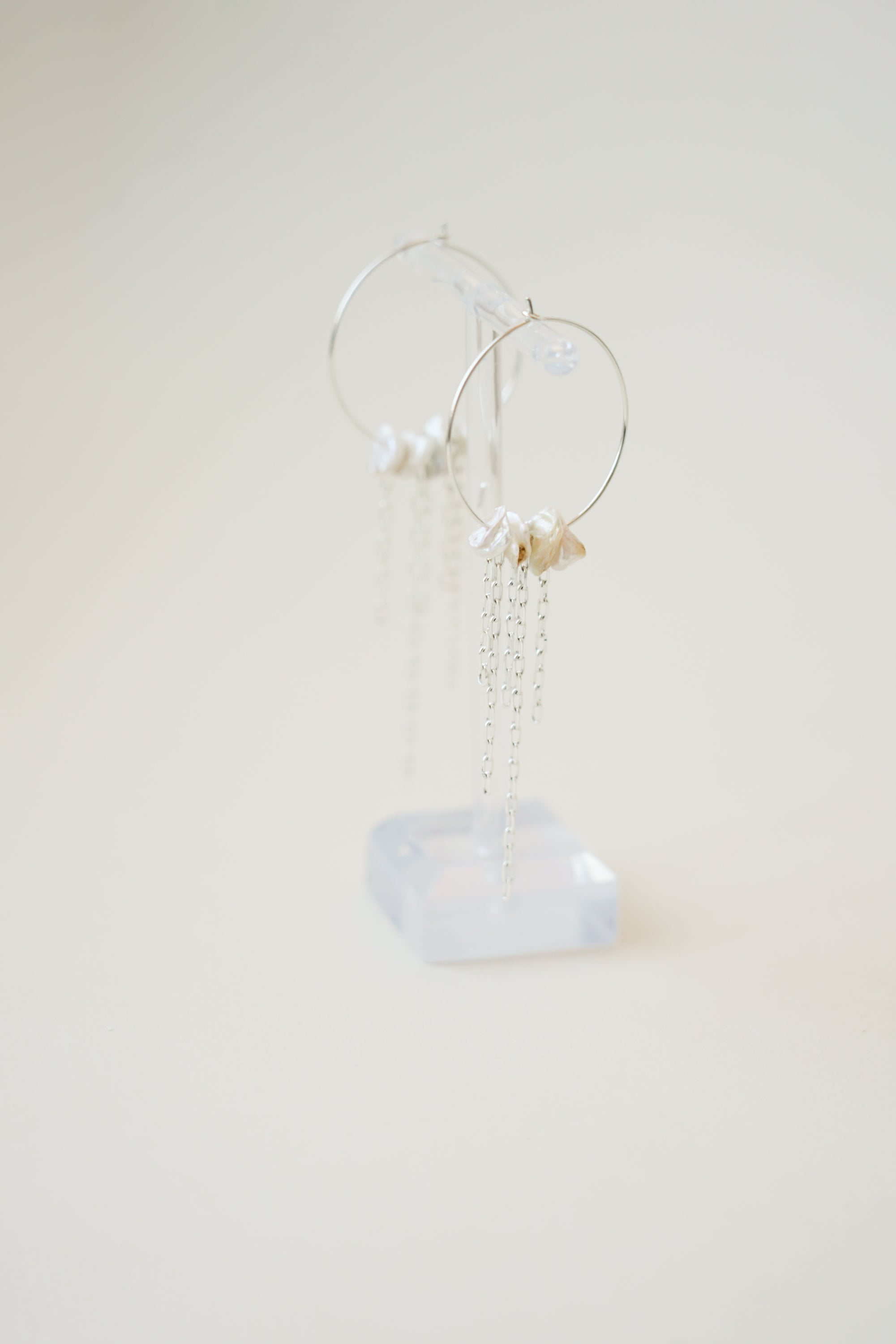 Colibri Rubi - Light hoop earrings dangling freshwater pearls