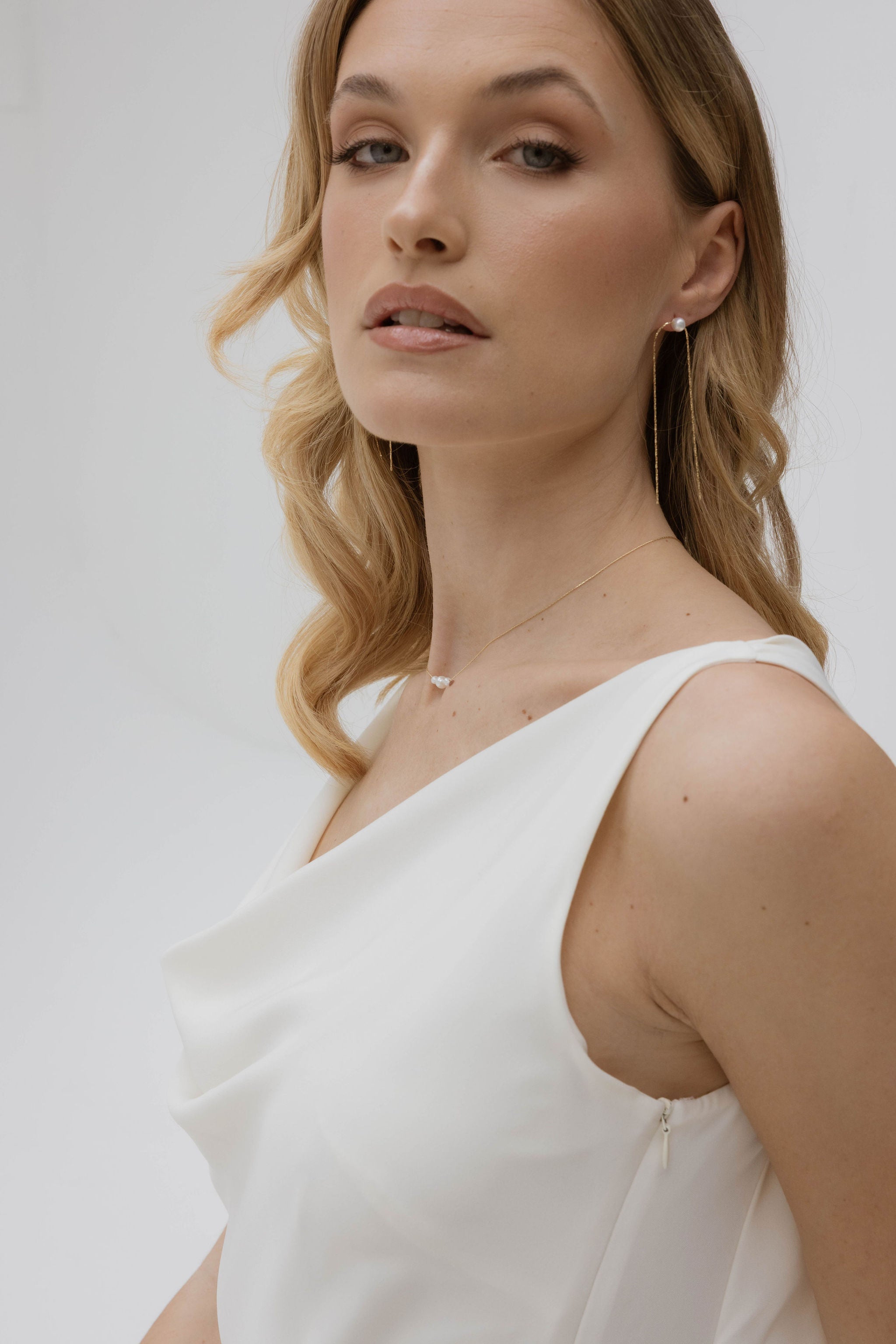 Mariée regardant l'objectif nous permettant de voir ces accessoires de mariage fin et raffiné