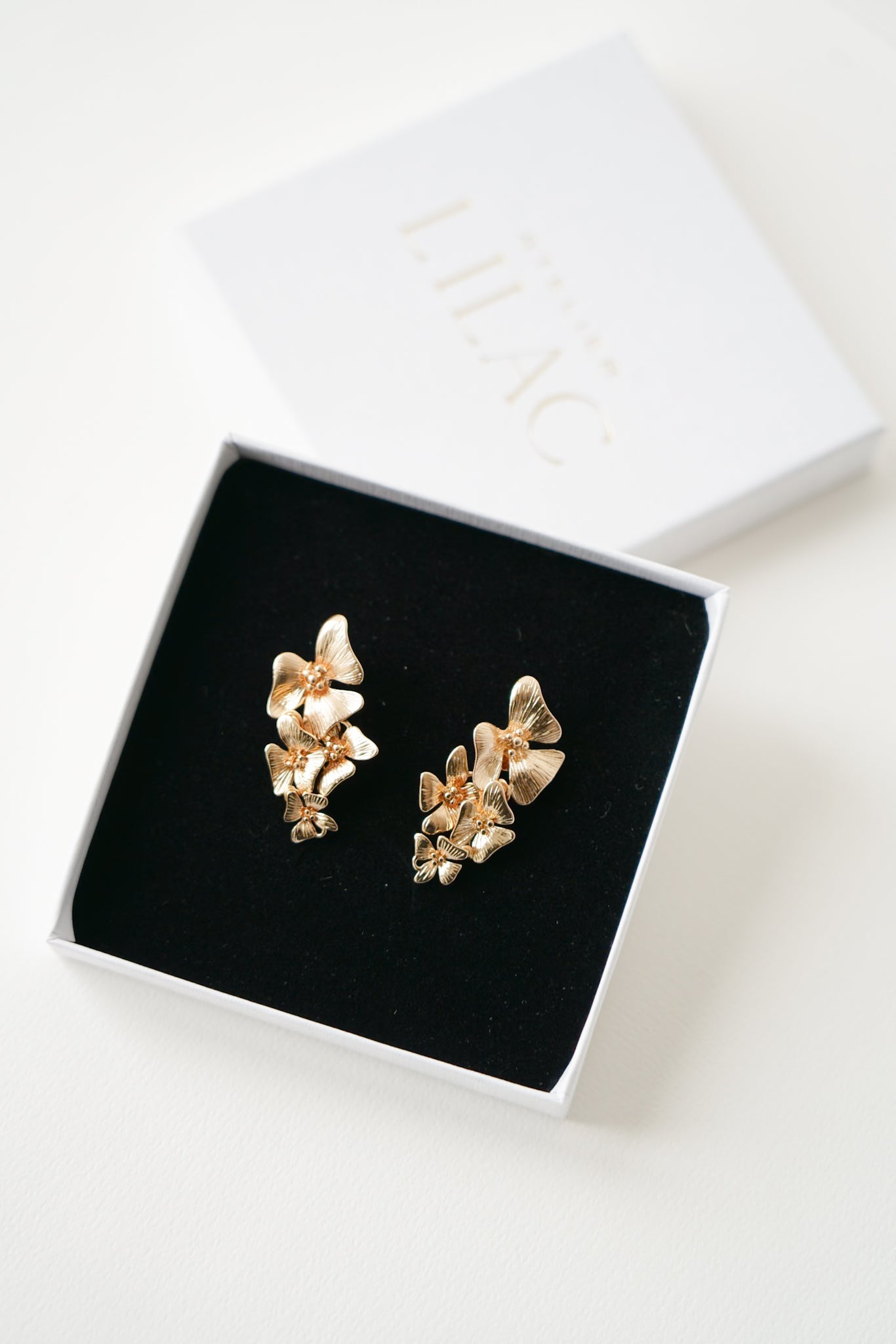 Fleur - Boucles d'oreilles romantique minimaliste - Boucles d'oreilles courtes - Atelier Lilac