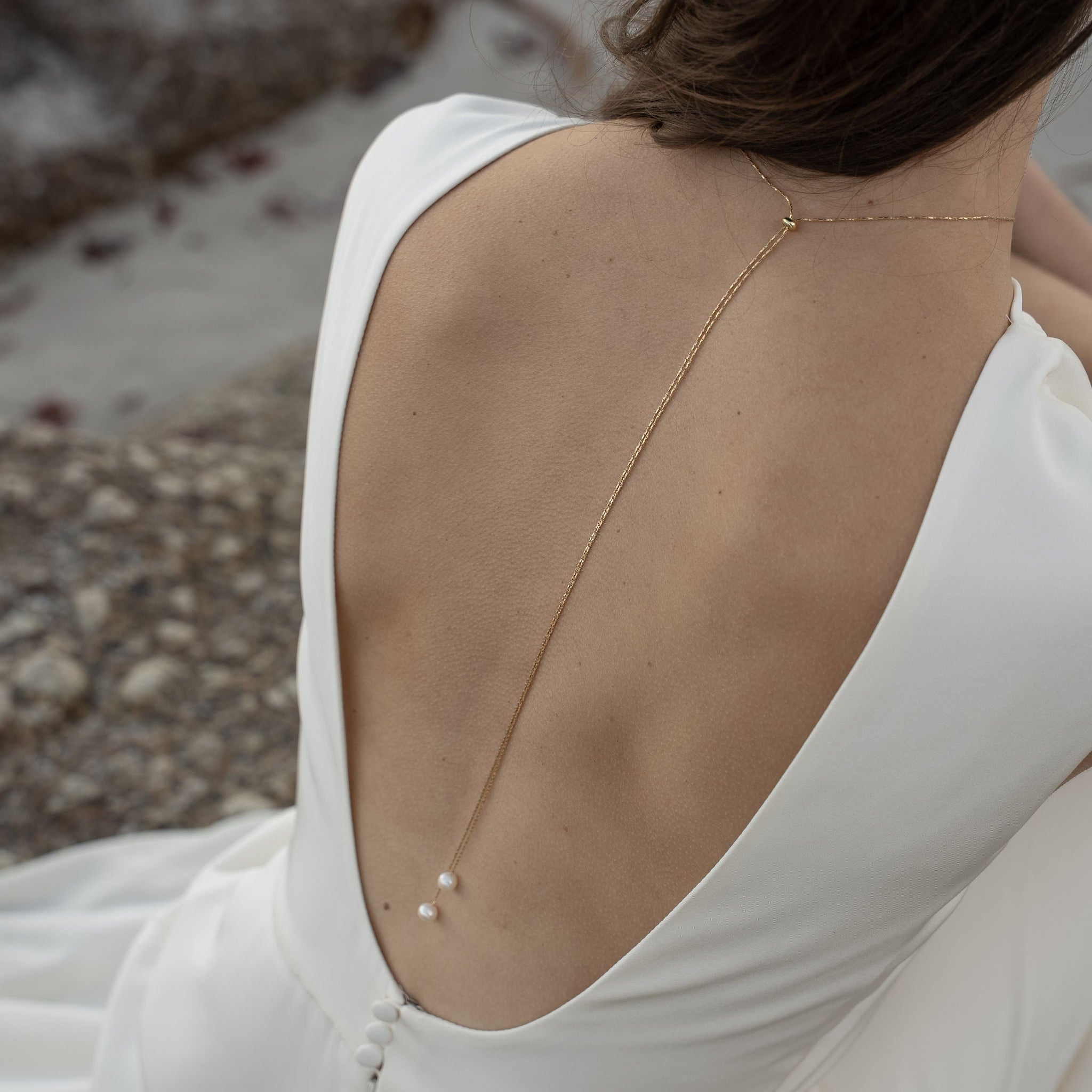 Grace – Rückenkette mit gedrehter Kette und Zuchtperlen – Rückenkette – Atelier Lilac