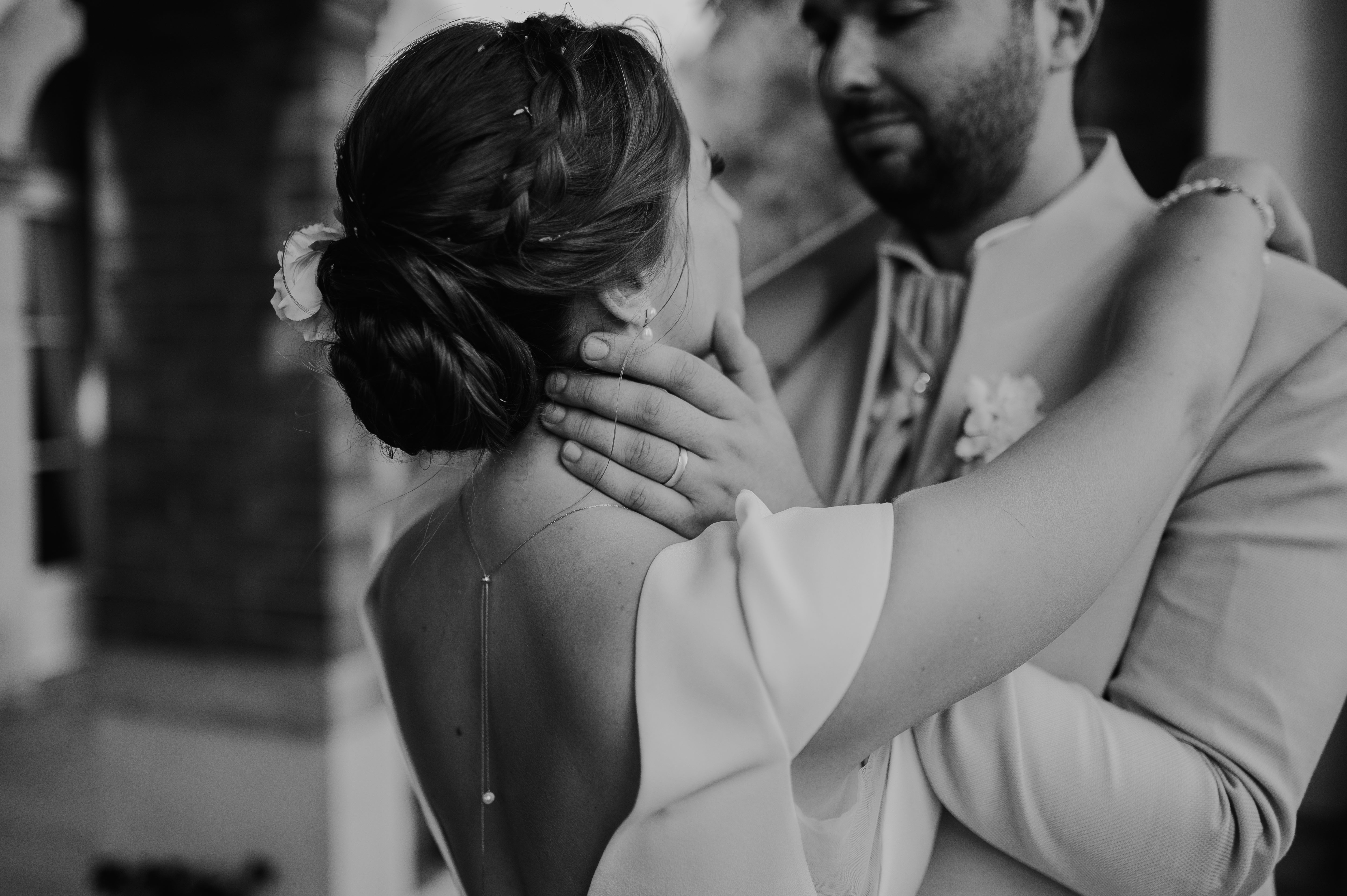 Mariée avec un beau chignon sophistiqué, mettant en valeur une coiffure élégante et raffinée. Ce style de mariage, orné de délicats accessoires, crée une allure intemporelle, parfaite pour un mariage chic et mémorable