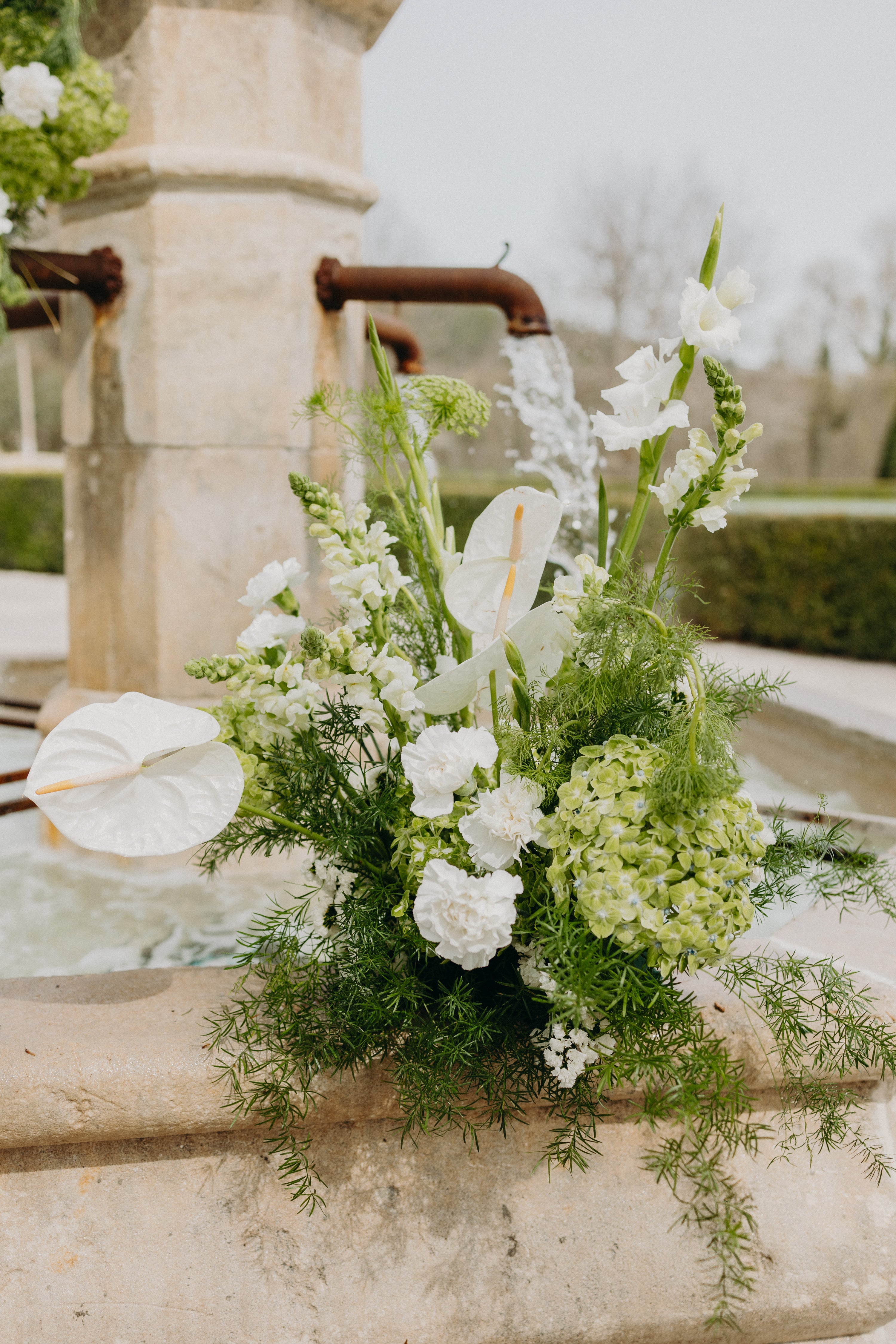 Bouquet moderne de fleurs blanches aux lignes épurées, mêlant élégance et fraîcheur, parfait pour un mariage raffiné et intemporel sur le thème matcha et olive.