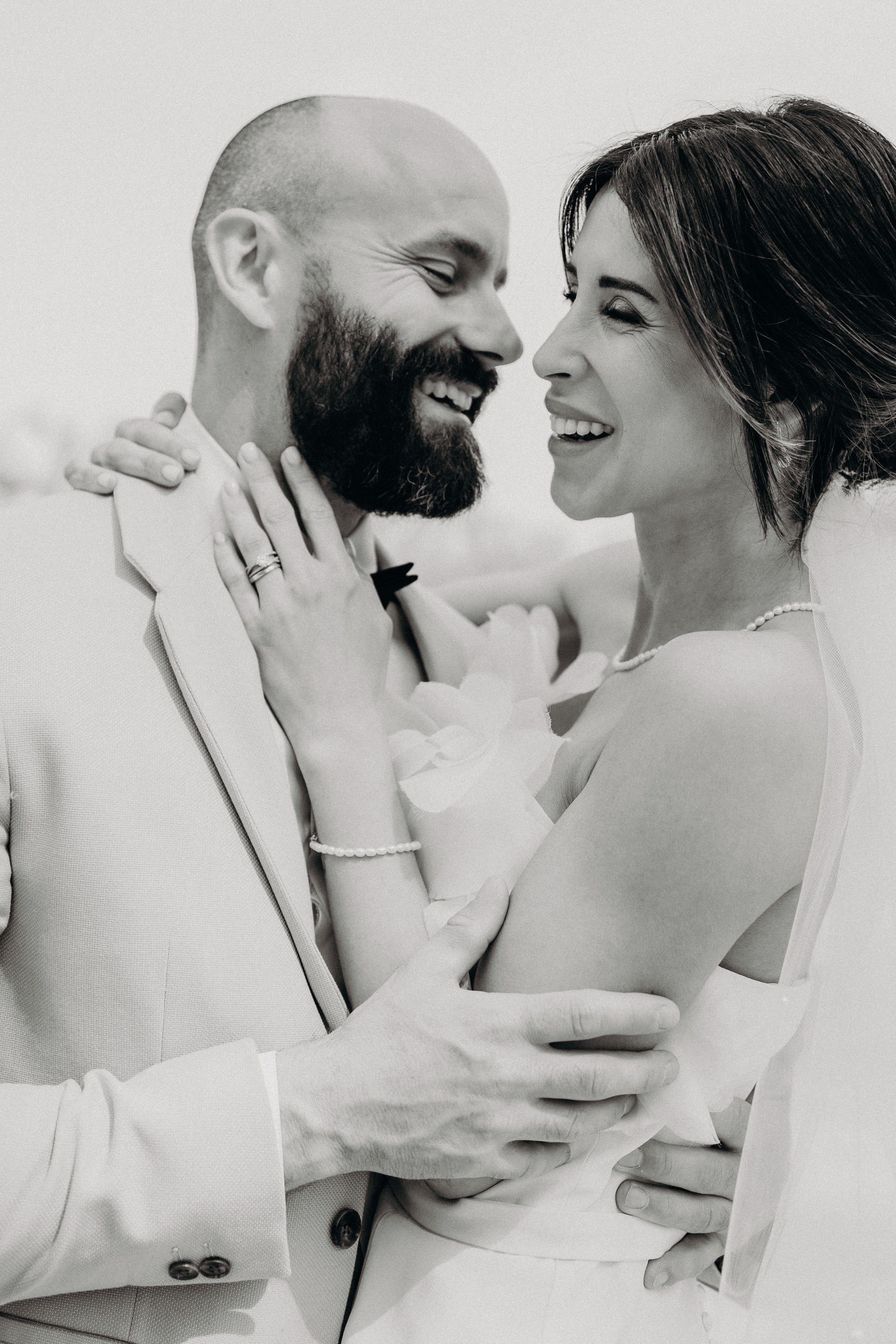 Couple romantique se prenant dans les bras lors de leur mariage naturel et moderne sur le thème matcha et olive. La mariée a une mise en beauté naturelle sur le thème matcha et olive , un chignon et des accessoires naturels mais modernes sur le thème matcha et olive.