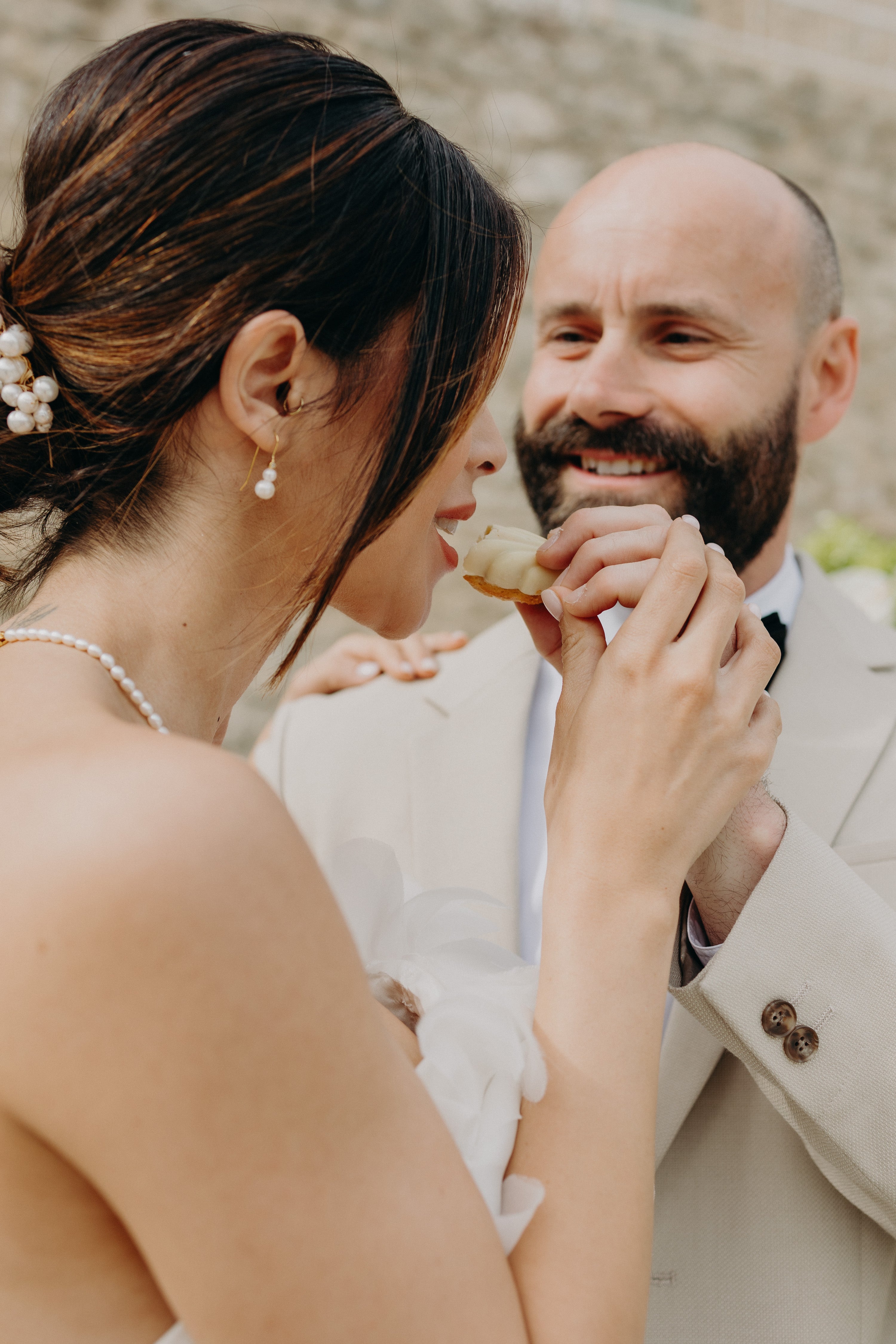 Boucles d'oreilles Duna signées Atelier Lilac sont des bijoux de mariée raffinés et modernes. Ces boucles d'oreilles naturelles sauront sublimer ce mariage à l'inspiration matcha olive , bijoux de mariée et accessoires de mariage raffinés.