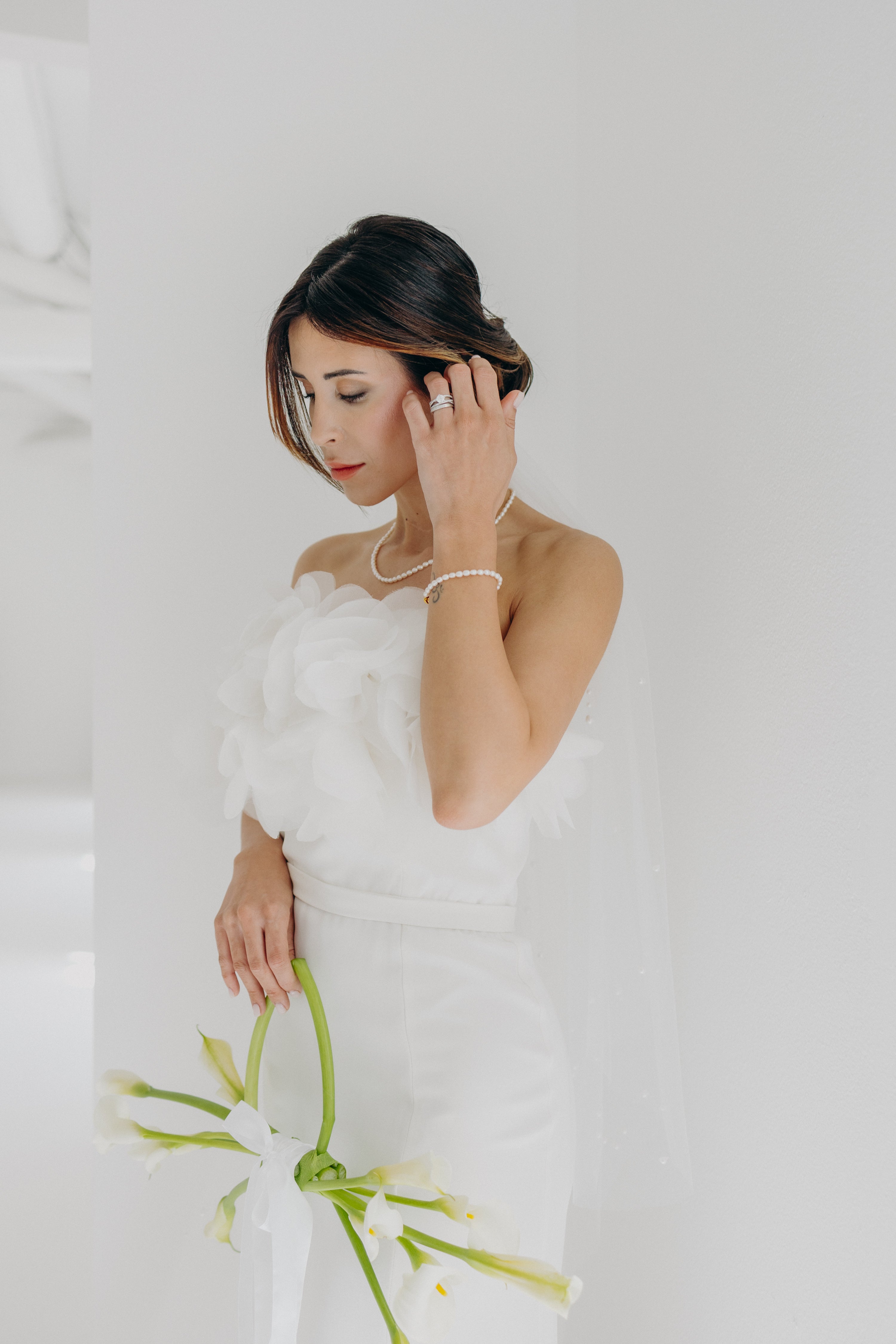 Coiffure de mariage élégante, chignon bas et accessoires Atelier Lilac dans le thème matcha et olive. Inspiration mariage naturel et moderne thème matcha olive