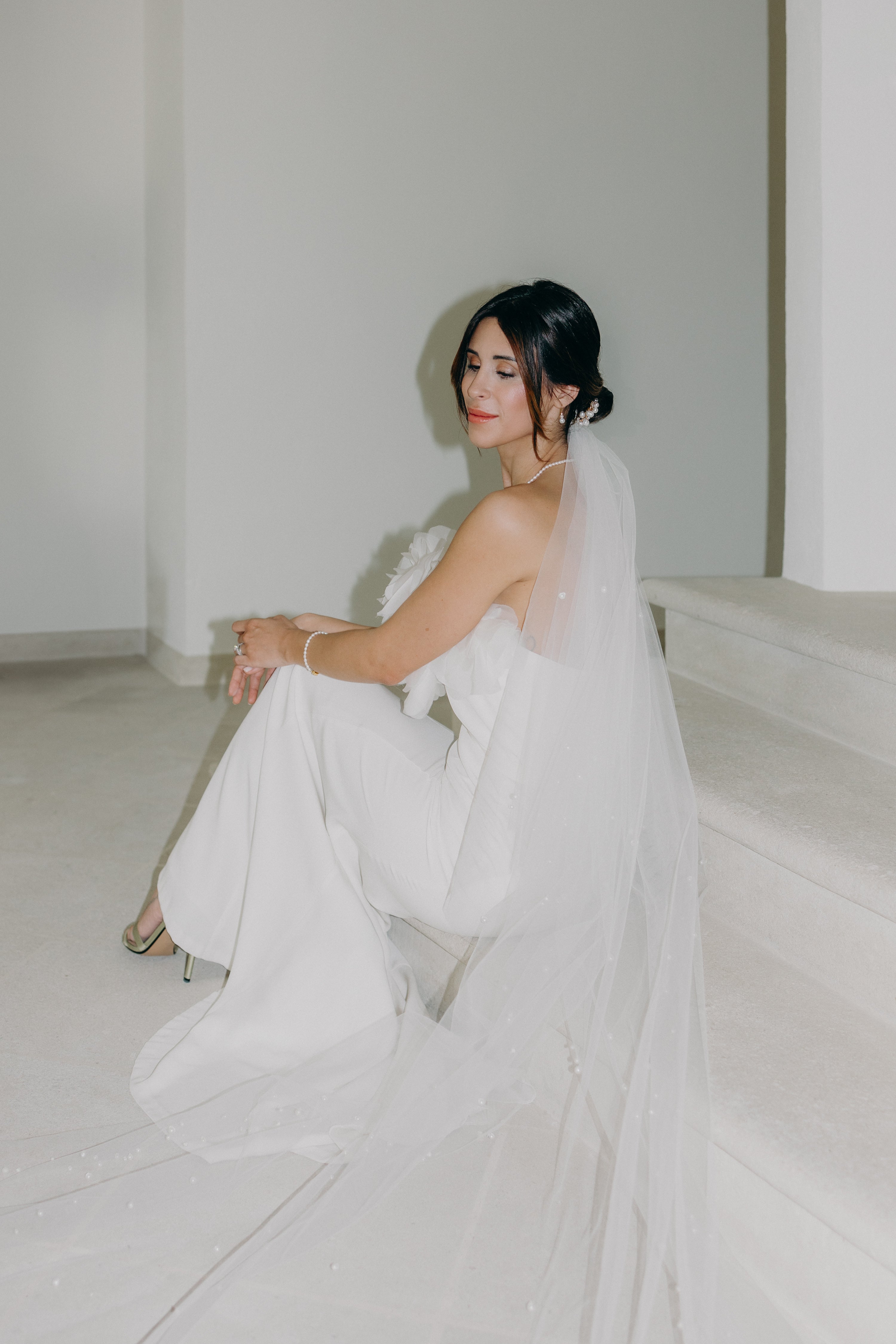 Mariée élégante et moderne, accessoires et bijoux de mariée raffinés et naturels, robe de mariée épurée et subtile, inspiration mariage thème matcha olive.