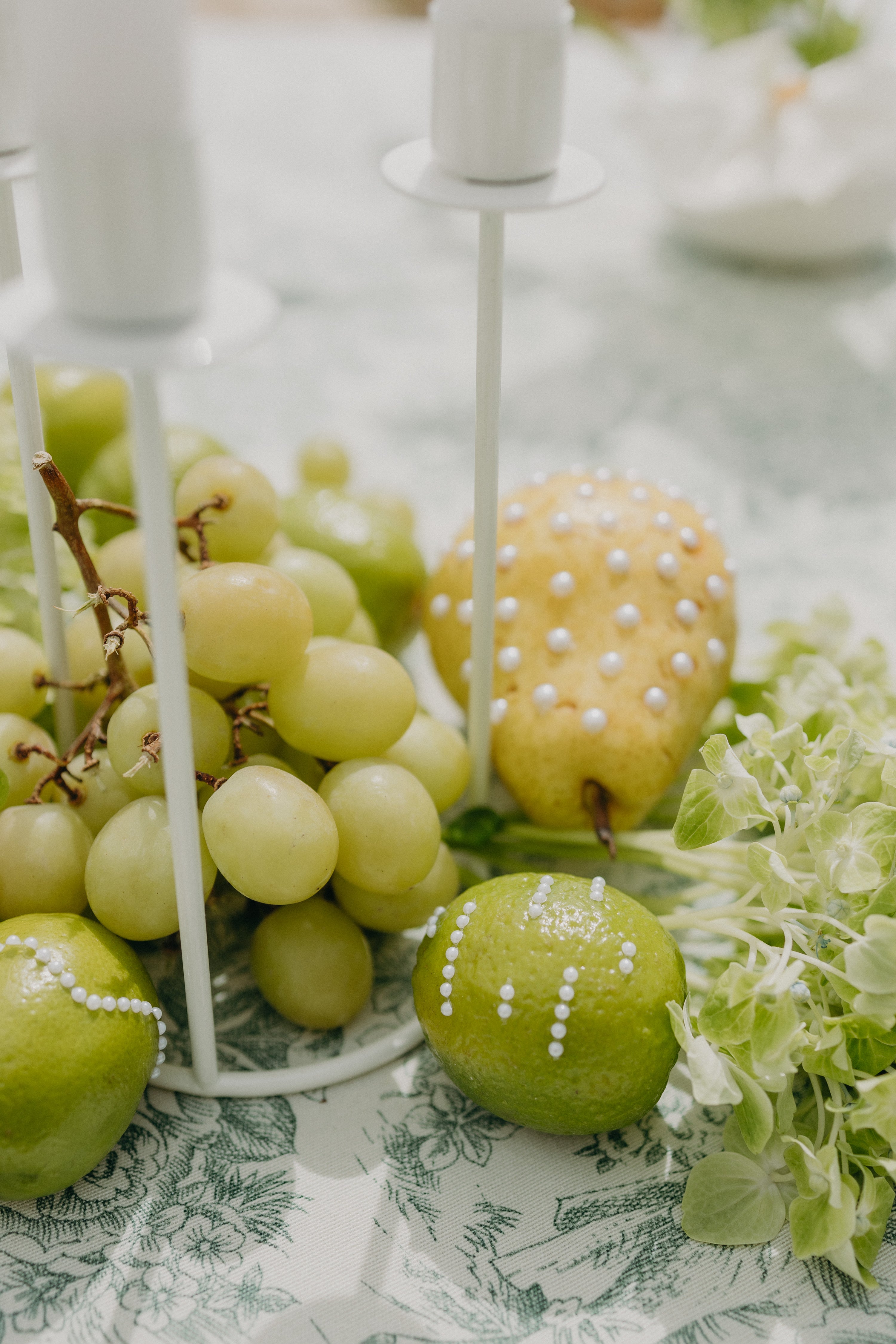 Table décorée dans des tons verts doux, mêlant nuances de matcha et vert olive, avec nappes, centres de table et accessoires assortis, créant une ambiance naturelle et apaisante. Inspiration mariage moderne et naturel thème matcha et olive.