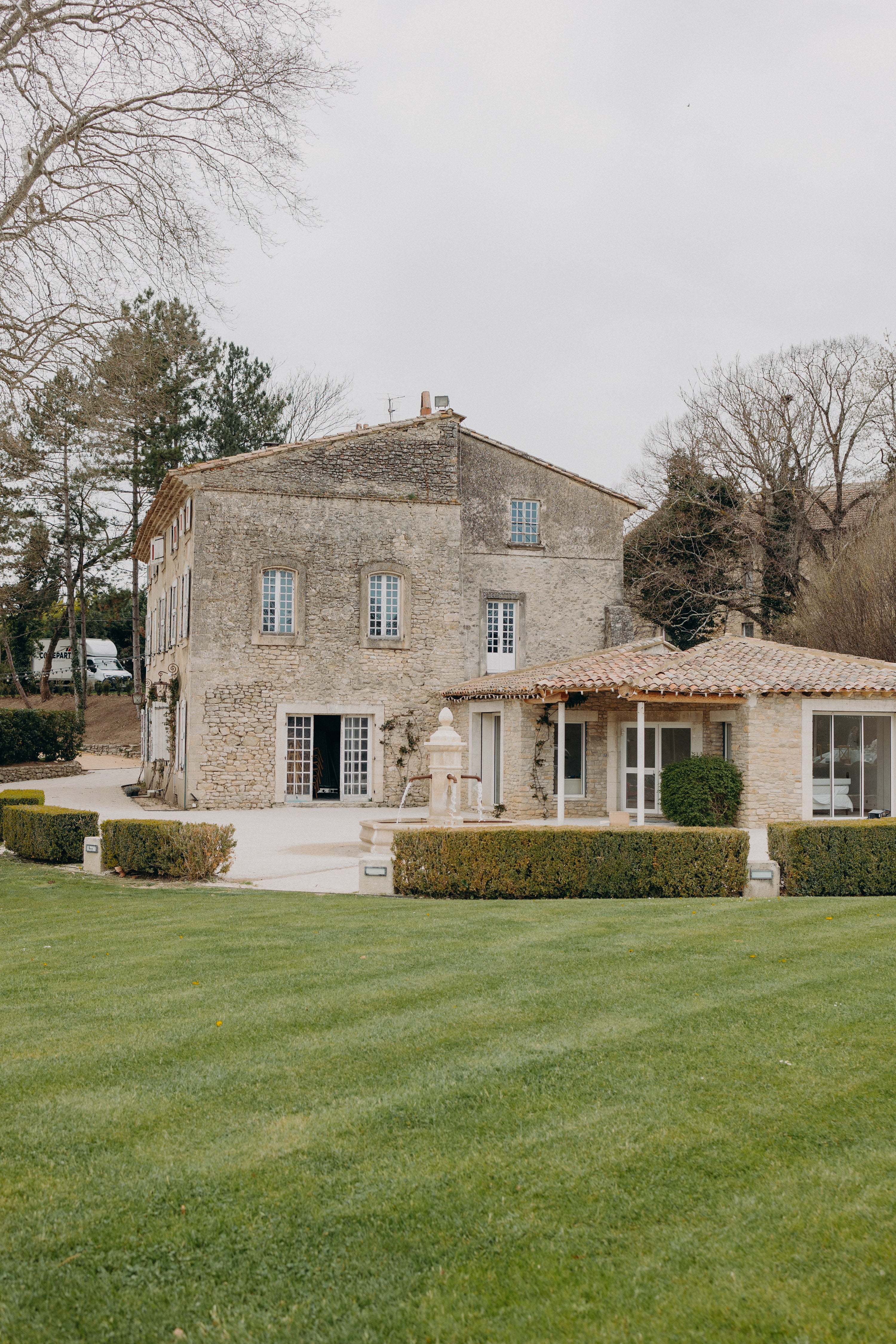 Décor simple et élégant pour un mariage naturel, joli château pittoresque avec buissons et pelouse bien taillés sur le thème matcha et olive, on peut voir un beau contraste entre le beige du château et la verdure. Inspirations mariage naturel sur le thème matcha olive.