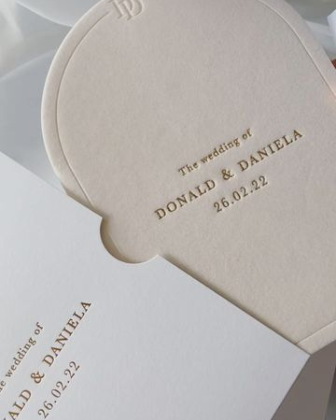 Focus sur des invitations de mariage minimaliste avec des bouts arrondis