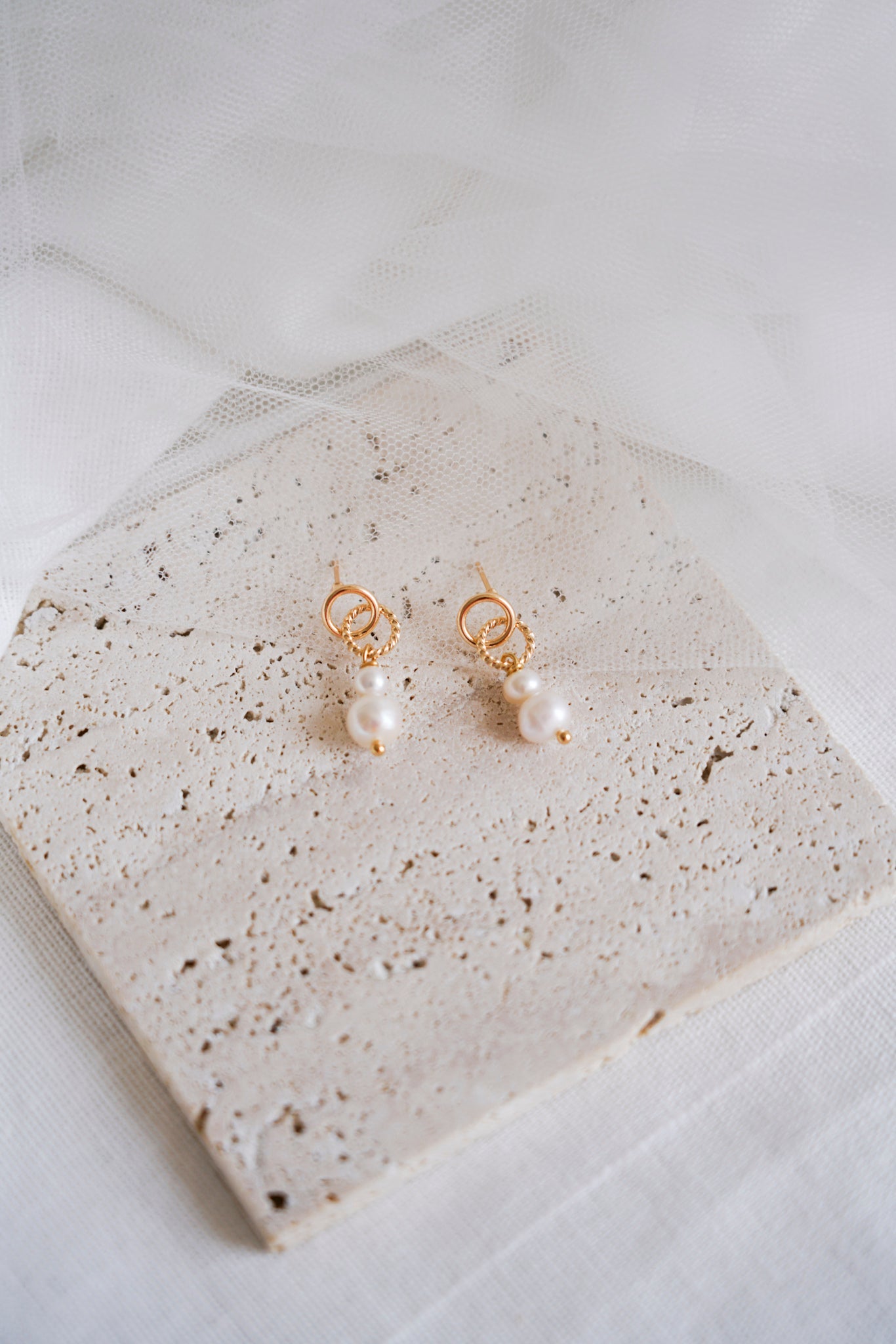 Juste - Boucles d'oreilles minimaliste perles de d'eau douce - Boucles d'oreilles courtes - Atelier Lilac
