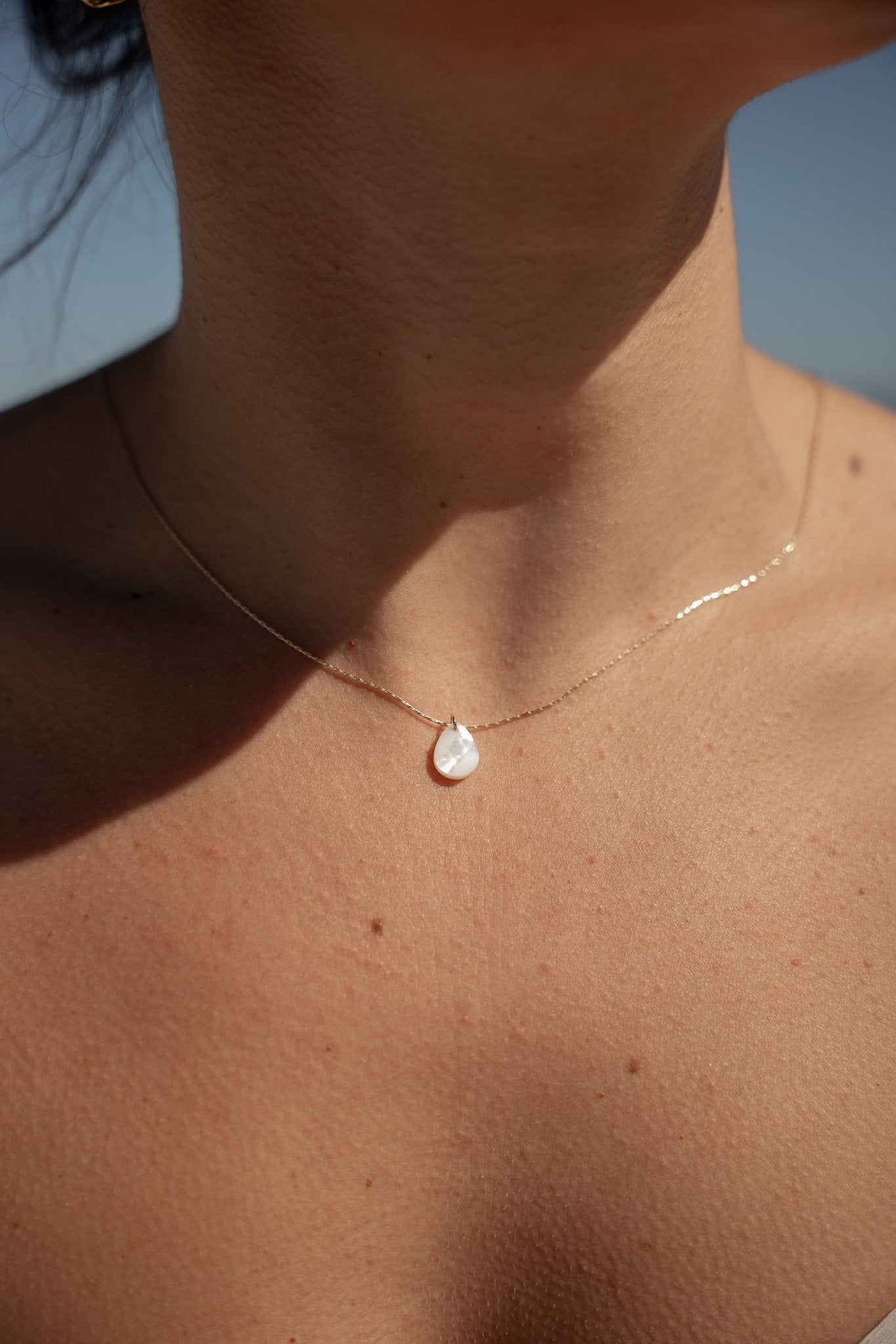 Lindiwe - Perlmutt-Rücken-Halskette, Schmuck für den Rücken, Hochzeit - Rücken-Halskette - Atelier Lilac