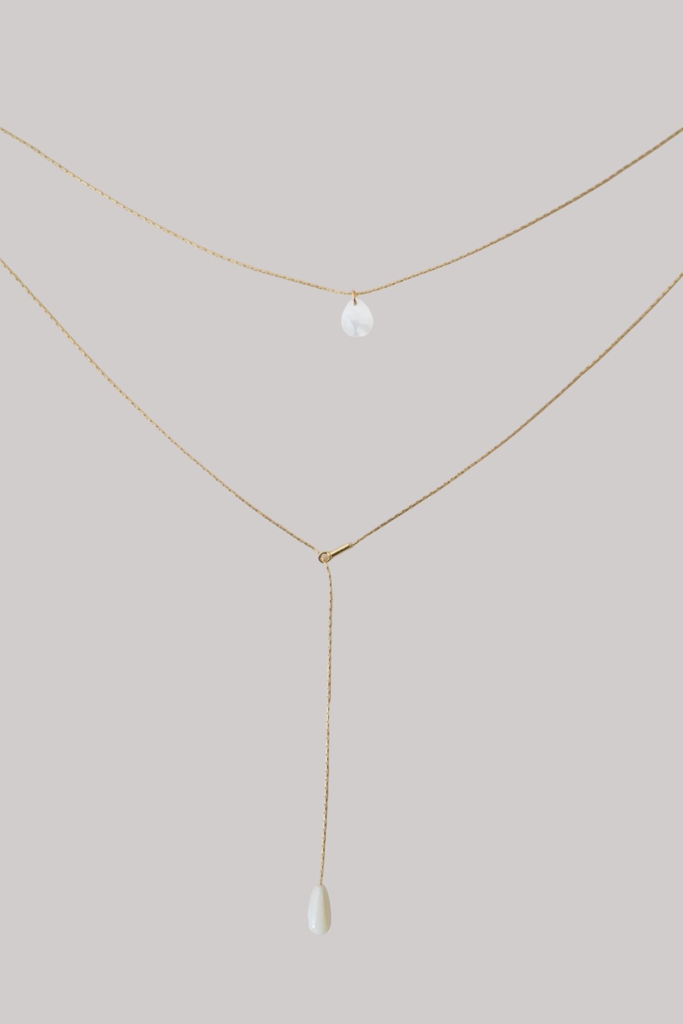 Lindiwe - collier de dos en nacre bijou de dos mariage - Collier de dos - Atelier Lilac