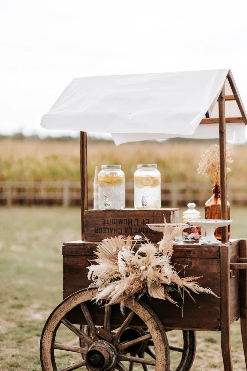 petite chariote en bois qui sert de bar à limonade pour un mariage