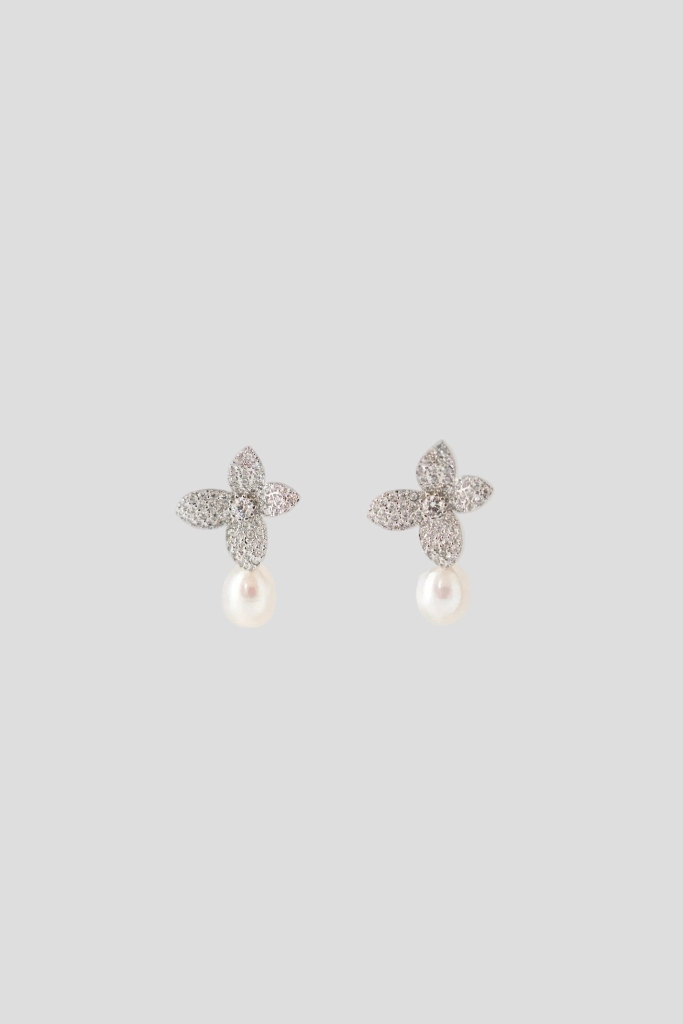 Lulama - Boucles d'oreilles mariage fleur, cristaux et perles - Boucles d'oreilles courtes - Atelier Lilac