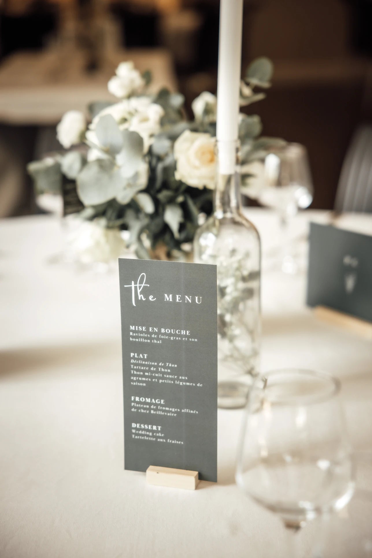 focus sur le menu présent sur la table des invités du mariage