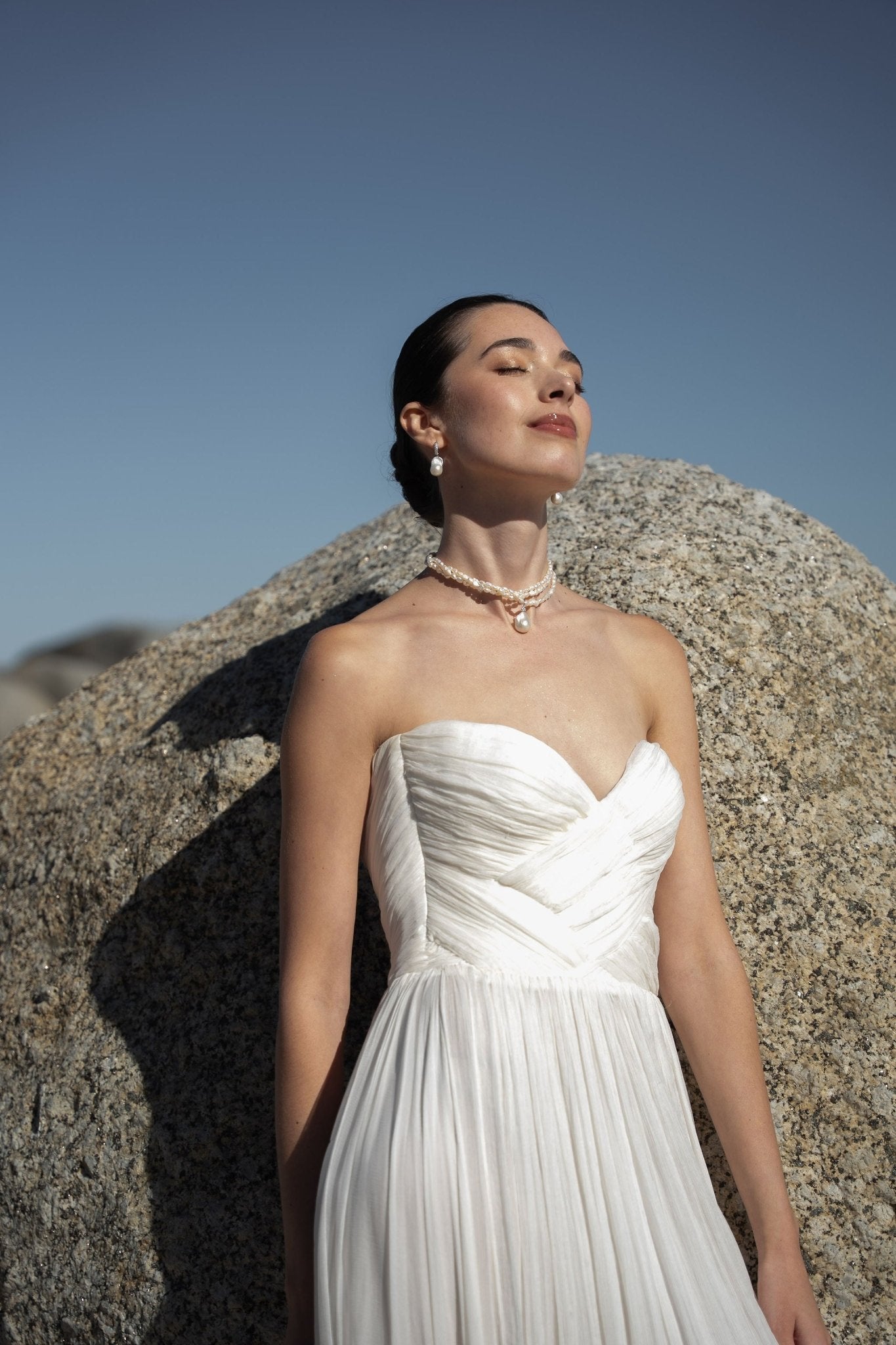 Nomsa – Elegante Creolen-Ohrringe mit barocken Perlen - Kurze Ohrringe - Atelier Lilac