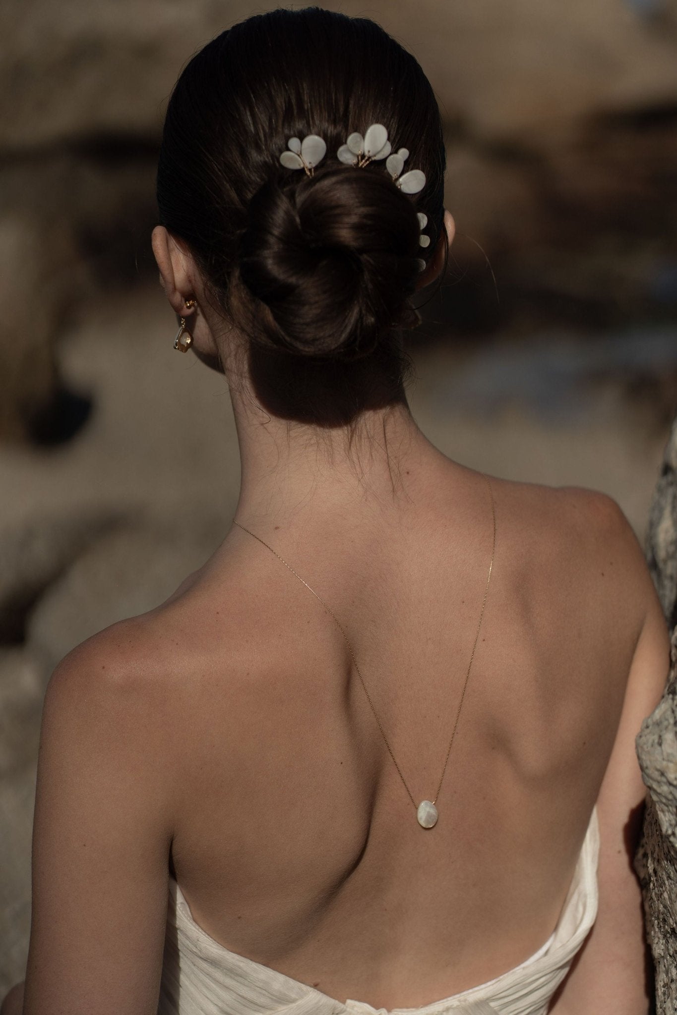 Okuhle – Collier de dos pour mariage en goutes de nacre facettée - Collier de dos - Atelier Lilac