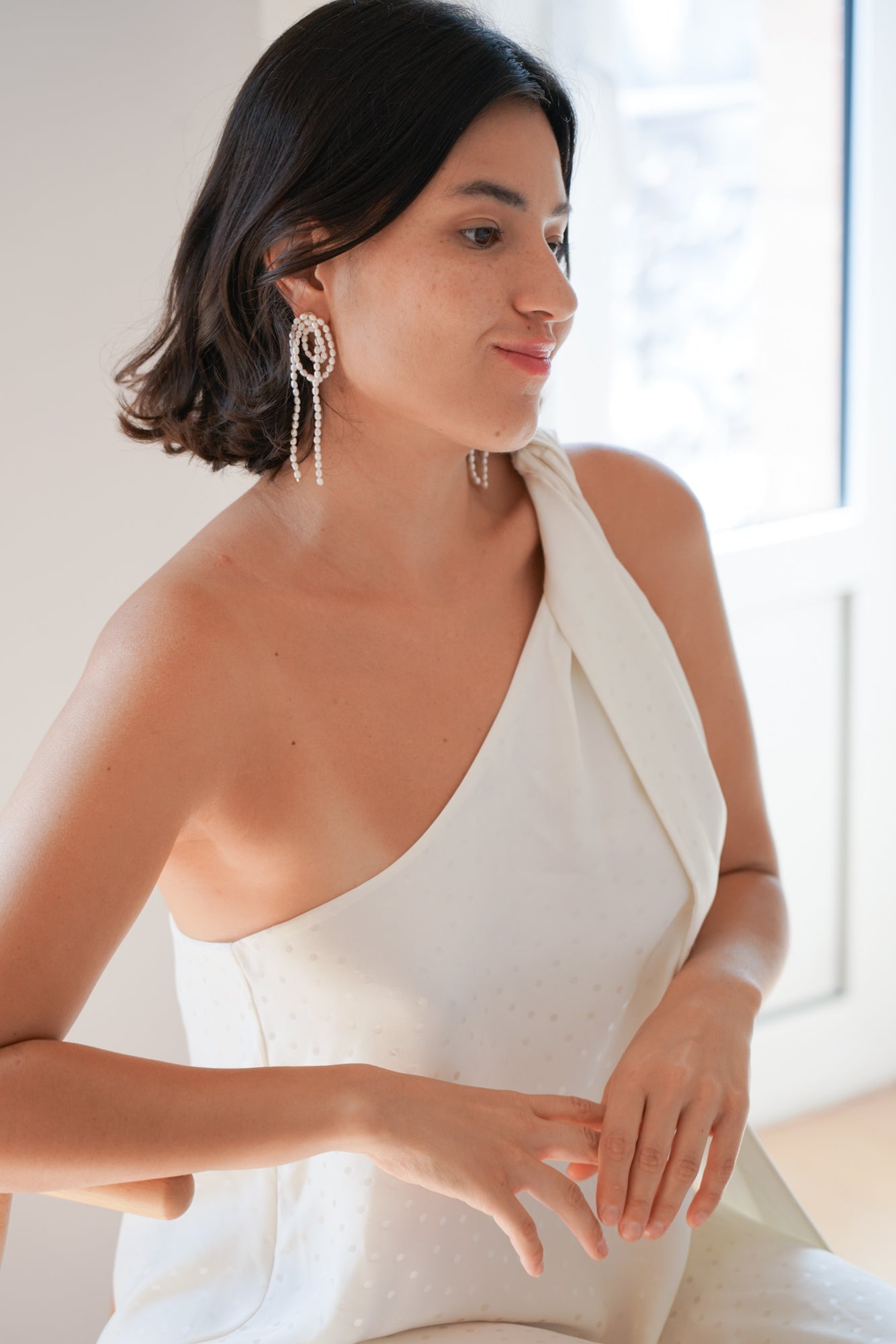 Poly - Boucles d'oreilles moderne noeud de perles naturelles - Boucles d'oreilles longues - Atelier Lilac