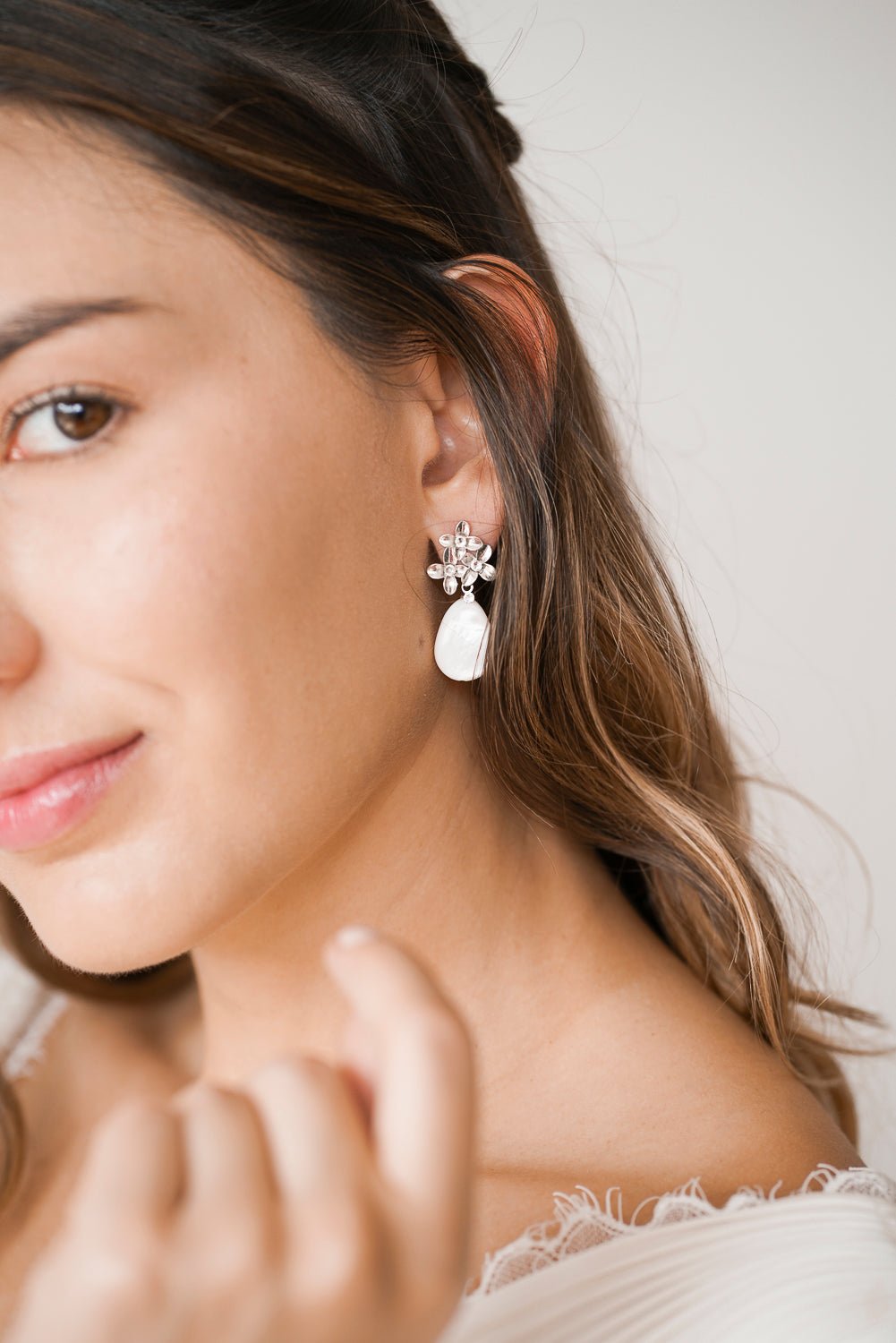 Pura - Boucles d'oreilles florales et goutte nacre - Boucles d'oreilles courtes - Atelier Lilac