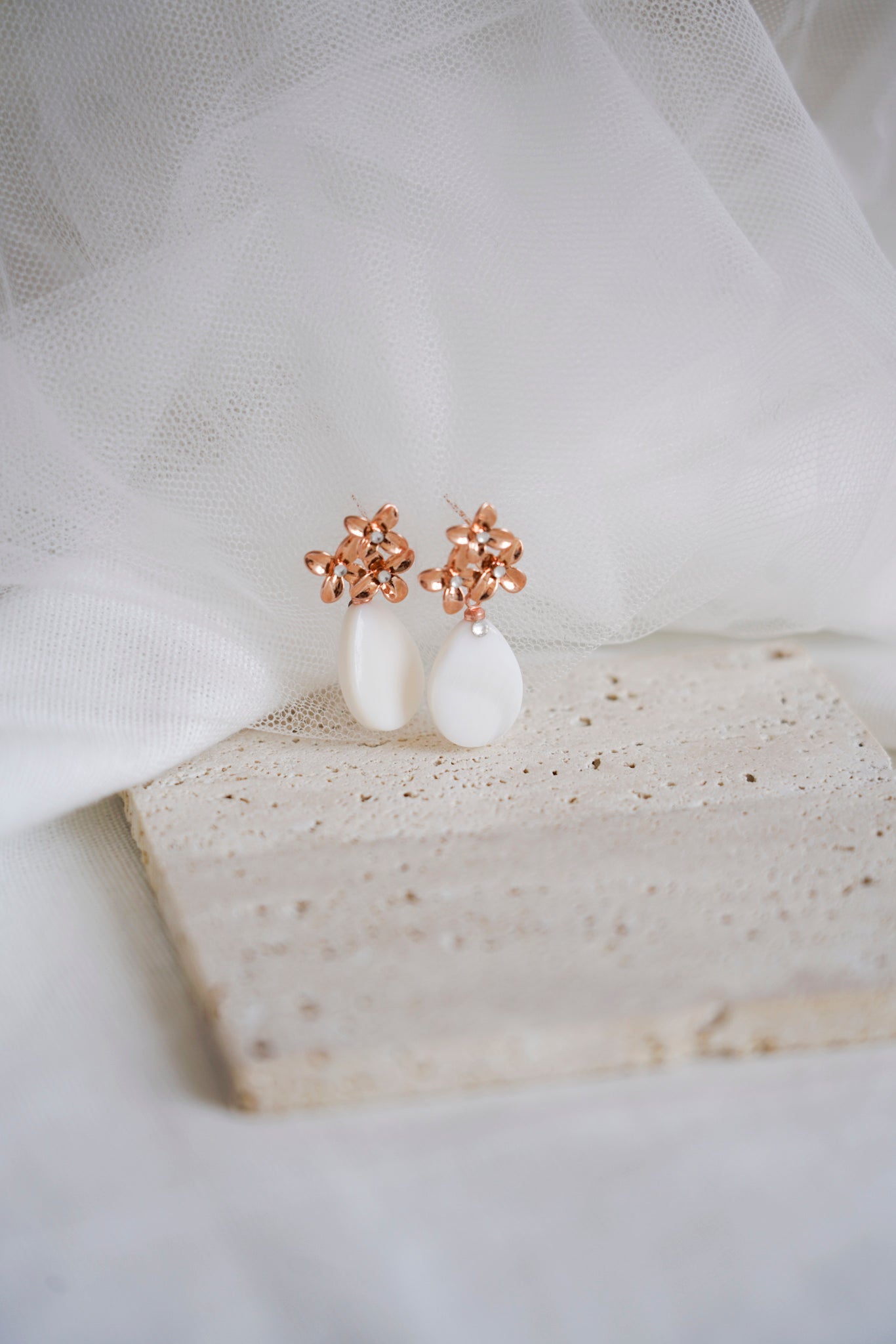 Pura - Boucles d'oreilles florales et goutte nacre - Boucles d'oreilles courtes - Atelier Lilac