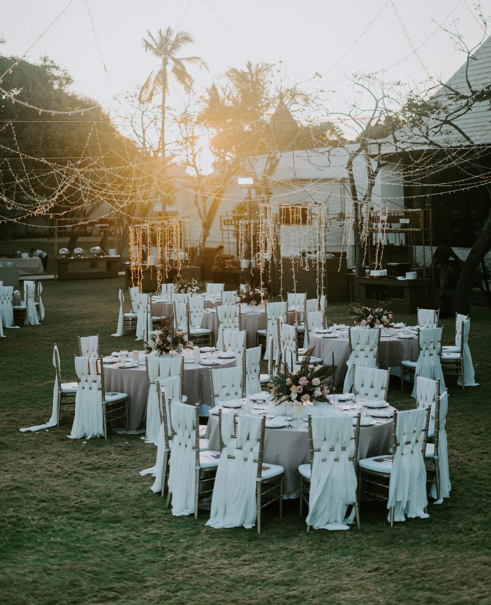 réception d'un repas lors d'un mariage en plein air avec des tables en ronds