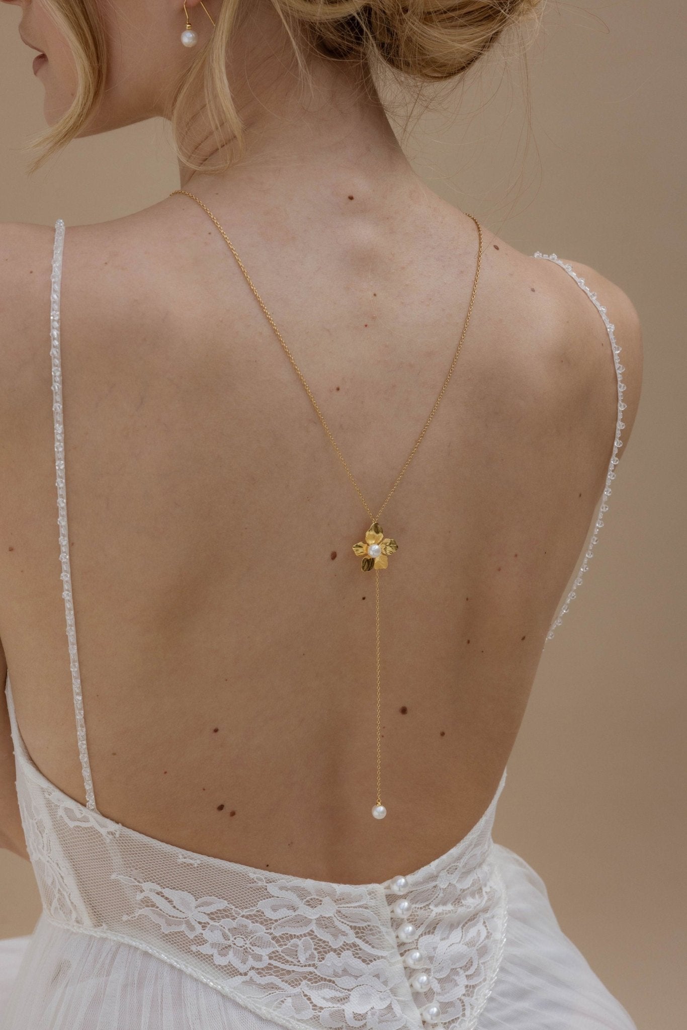 Roma – Collier de dos floral et délicat perles naturelles - Collier de dos - Atelier Lilac
