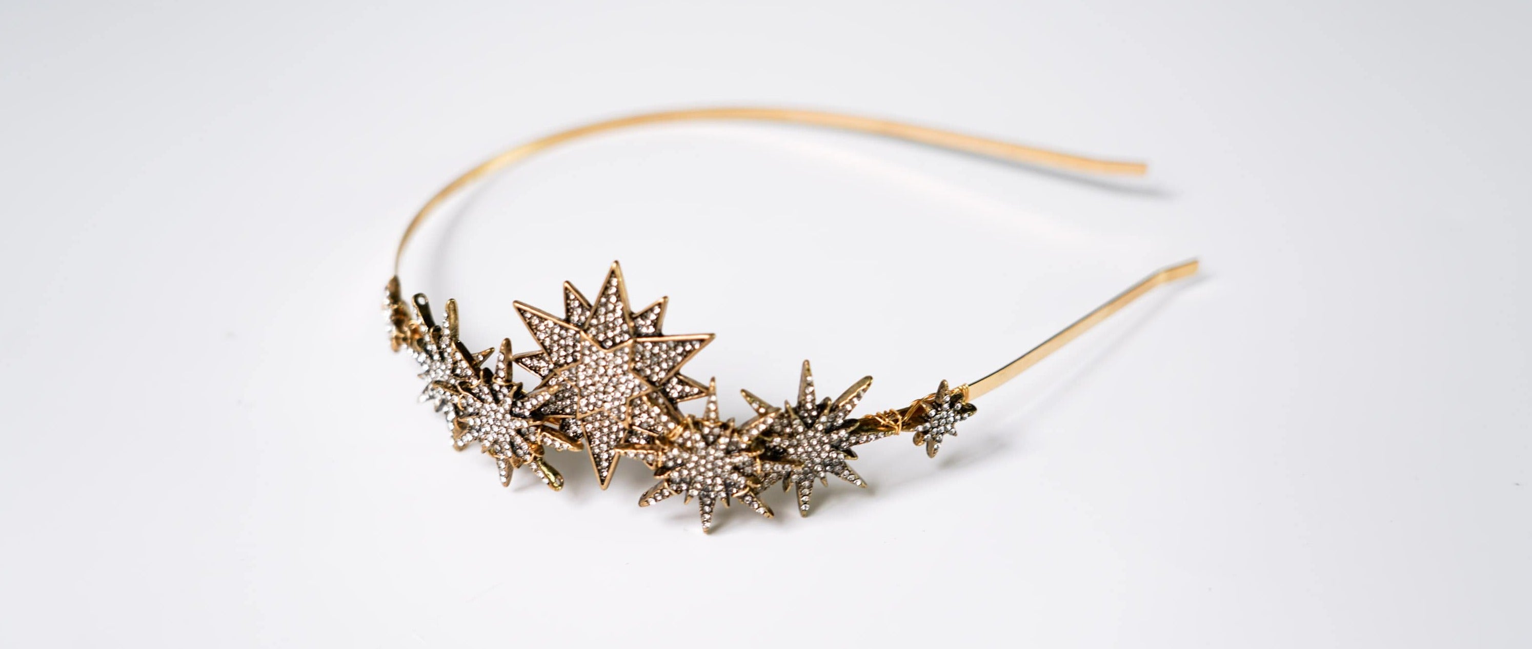 Serre tête pour les mariées d'hiver avec des étoiles en cristaux formés dessus