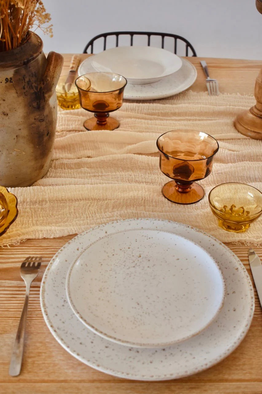 service de table pour mariage a louer pour faire des économies avec des assiettes blanches et des verres terracotta