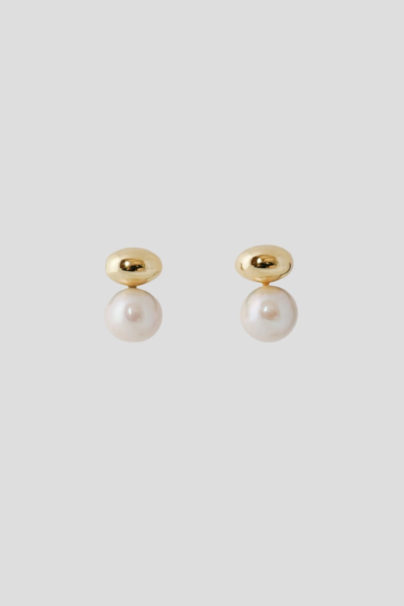 Sihle – Boucles d'oreilles modernes perle naturelle et bille dorée - Boucles d'oreilles courtes - Atelier Lilac