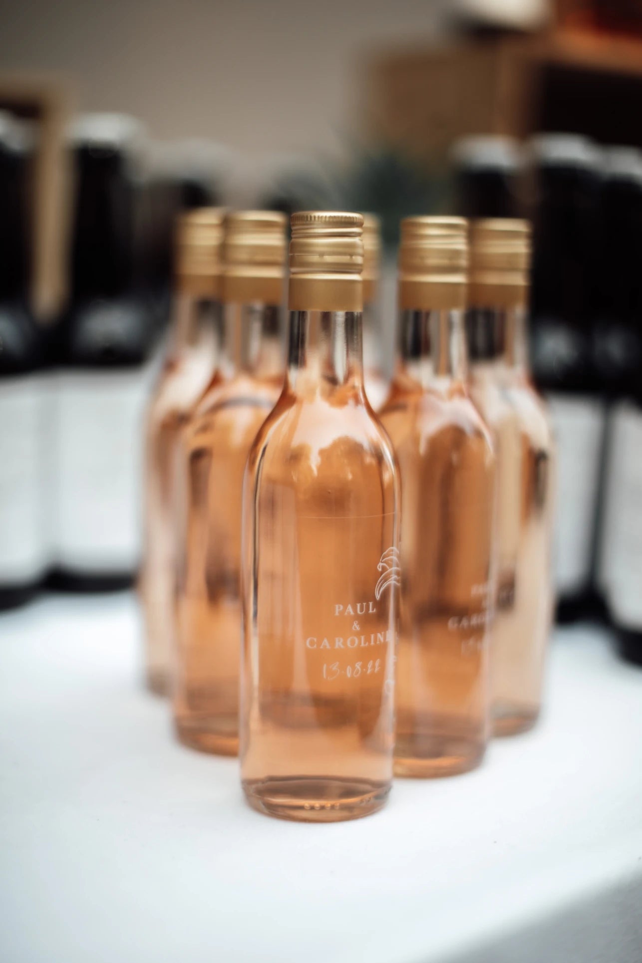 Focus sur des bouteilles de vin personnalisées avec les noms des mariés