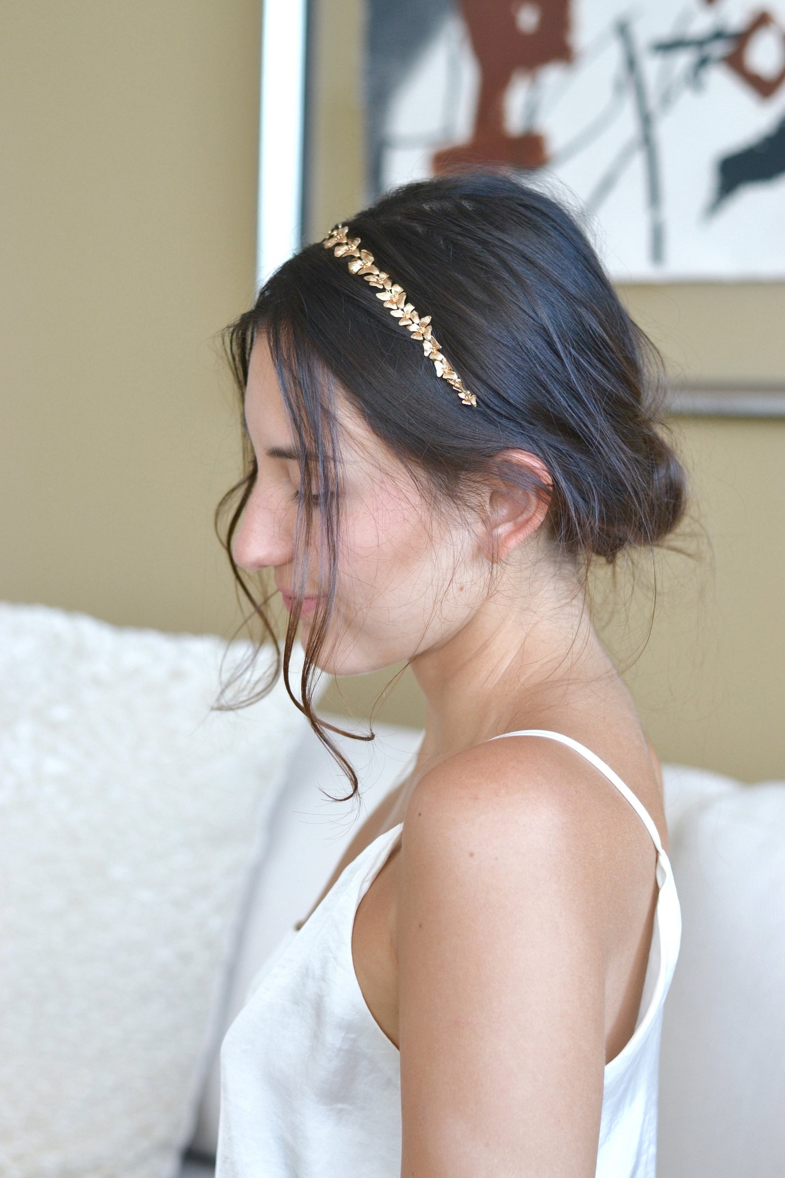 mariée portant un serre tête de mariage florale avec des fleurs en or