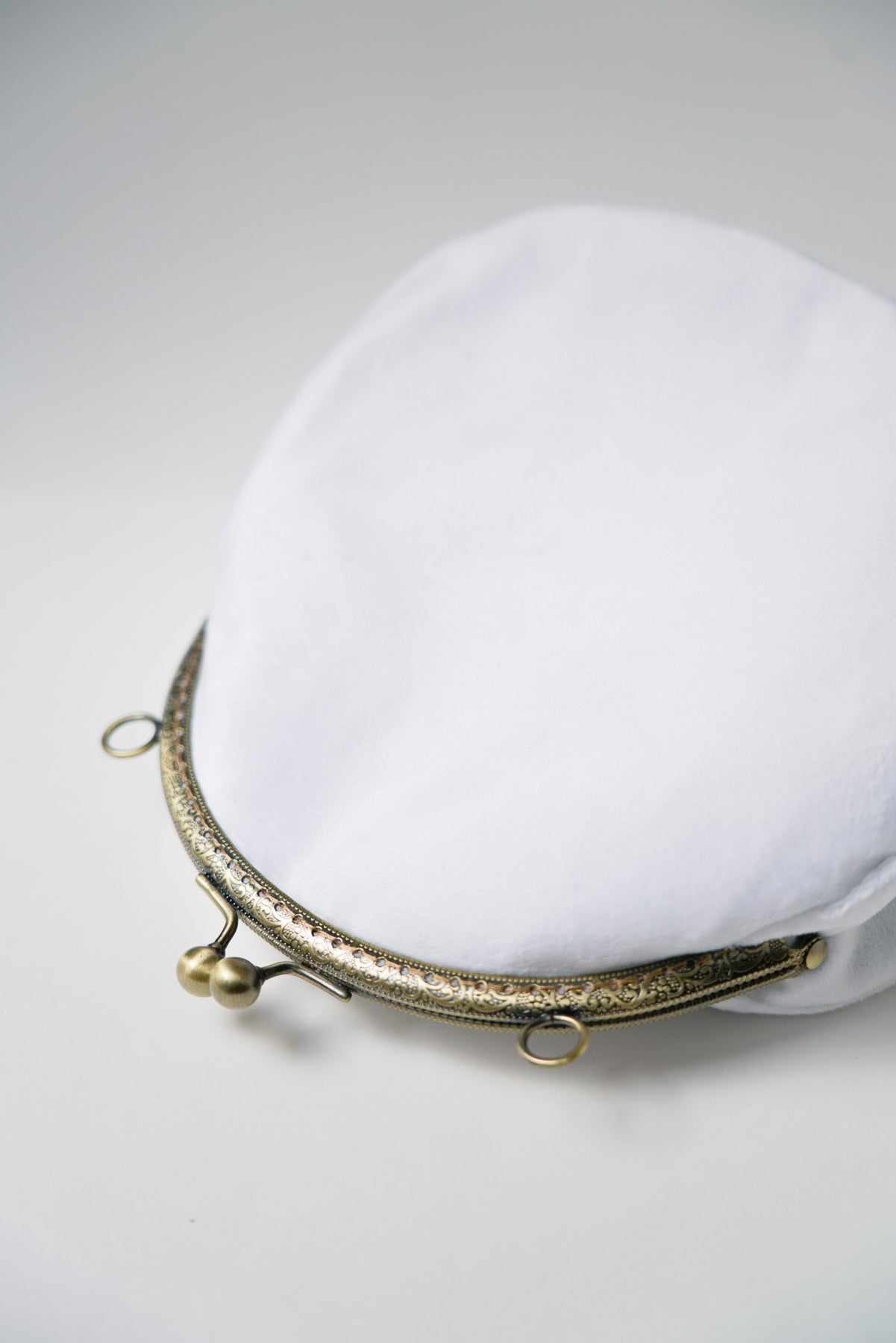 sac de mariage blanc avec son attache en bronze