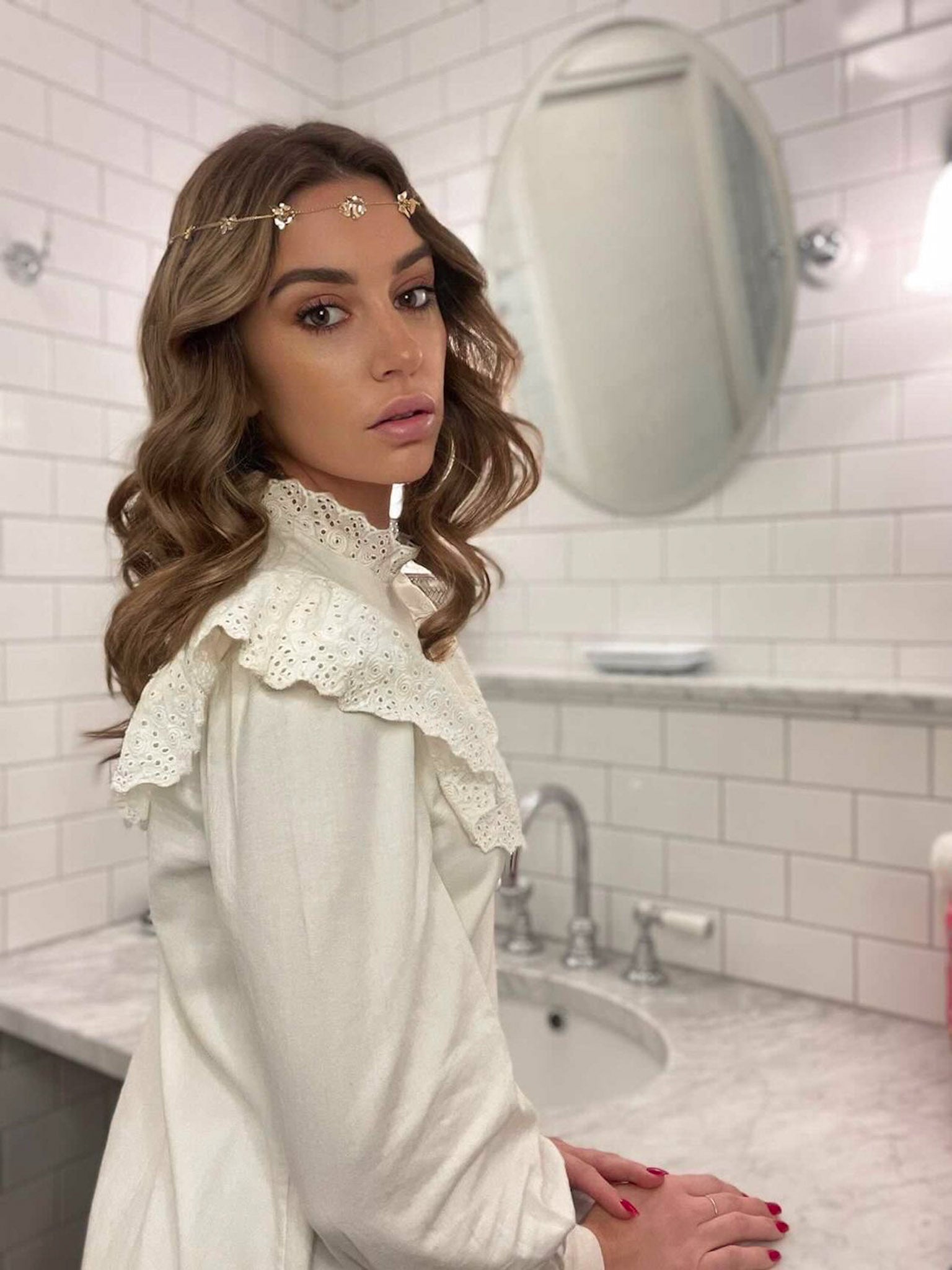 Femme portant une chaîne dorée à fleurs