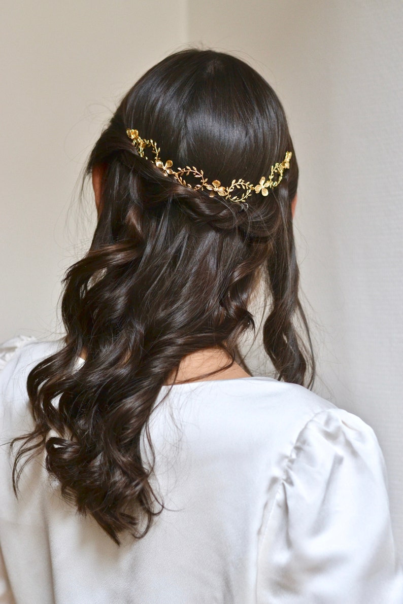 vigne de cheveux pour mariage se portant sur un demi queue pour la mariage du jour