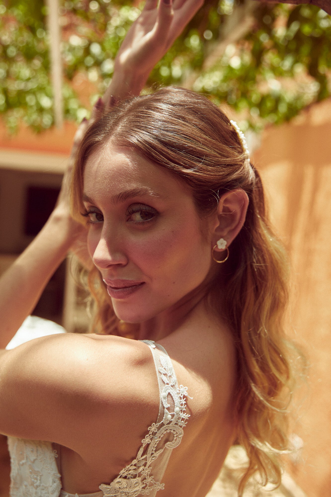 Mariée portant boucles d'oreilles bohème à petit anneau doré et fleur en nacre